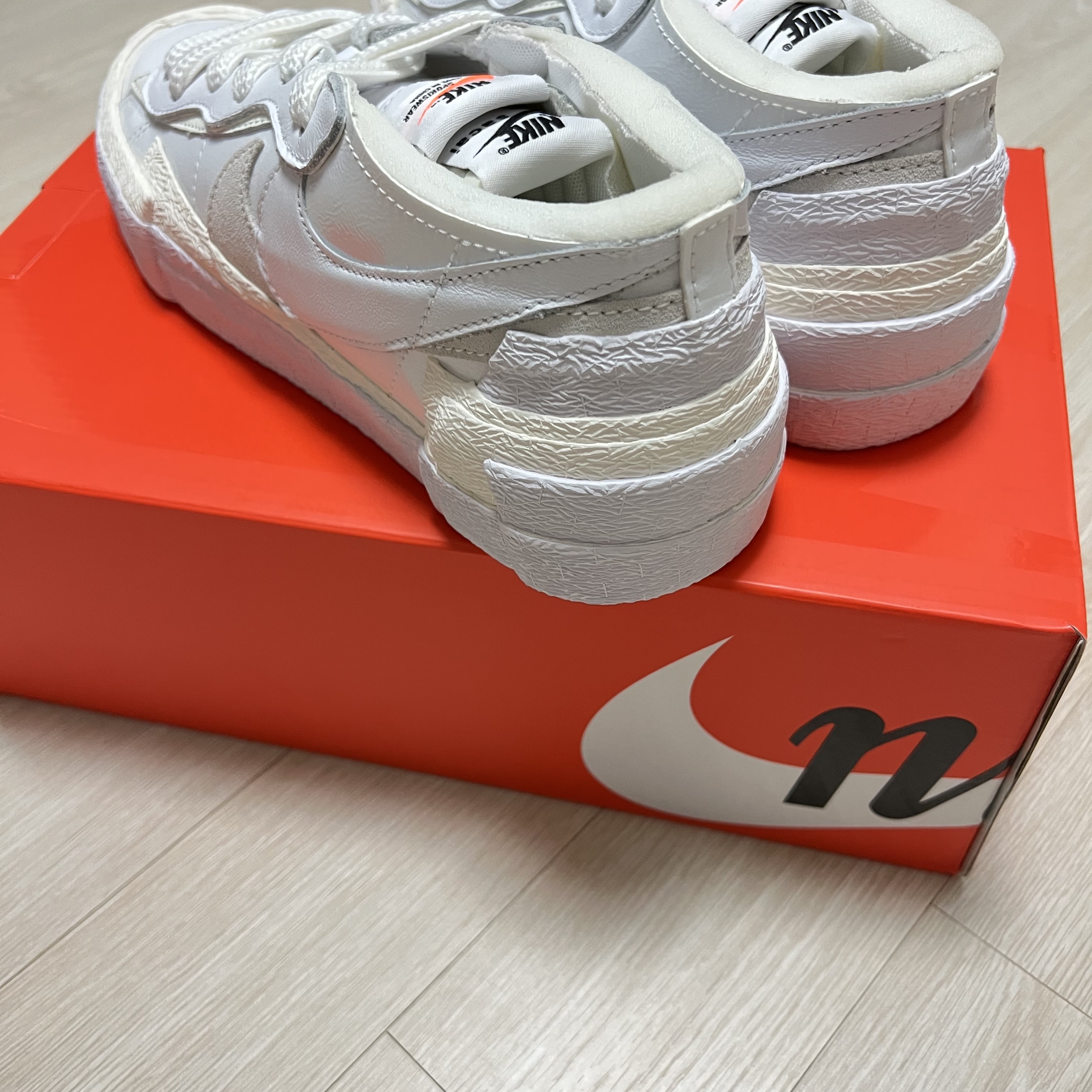 Nike x Sacai Blazer Low White Patent Leather 착용 스타일 - 3