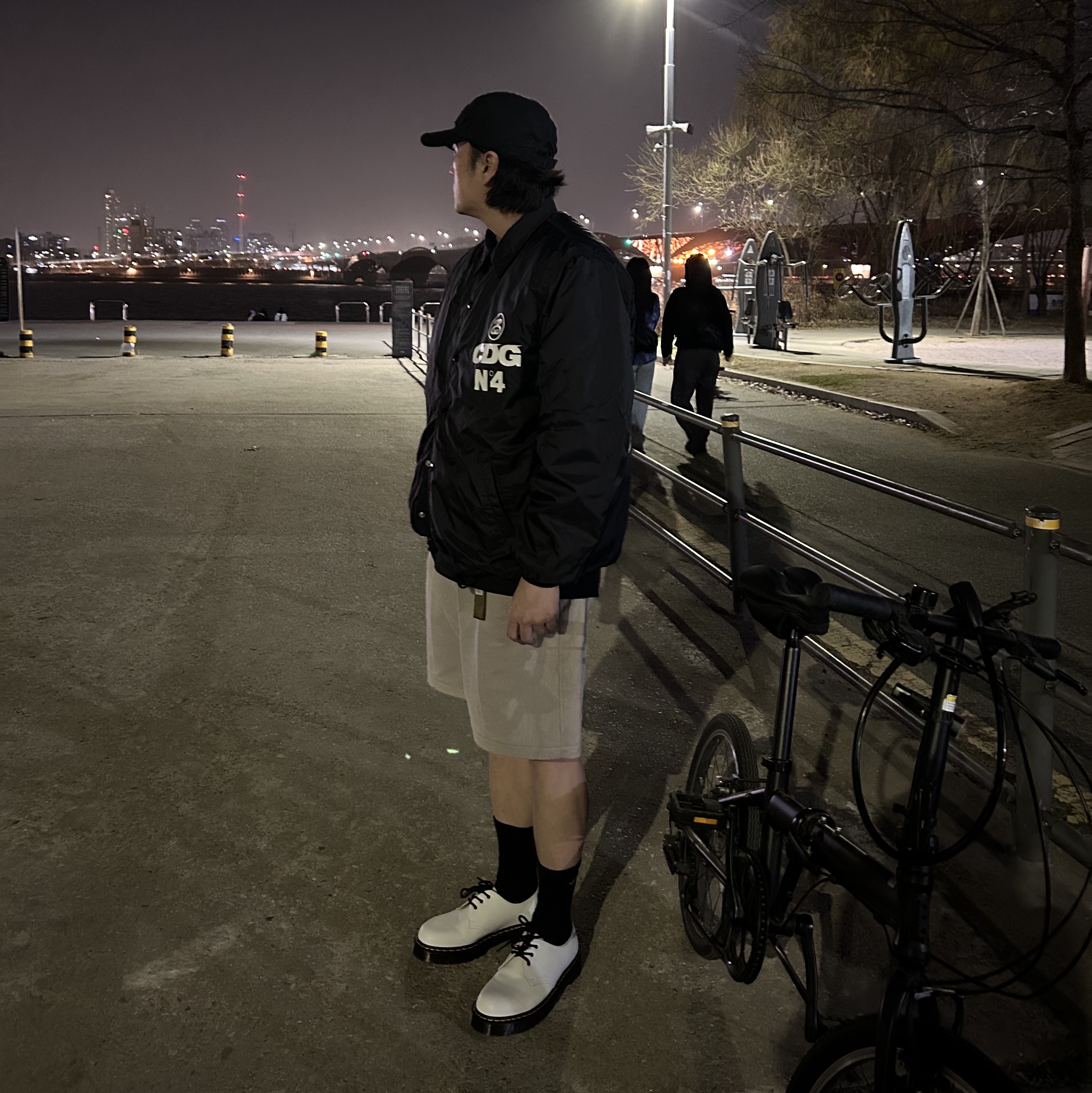 CDG x Stussy Coach Jacket Black 착용 스타일 - 2