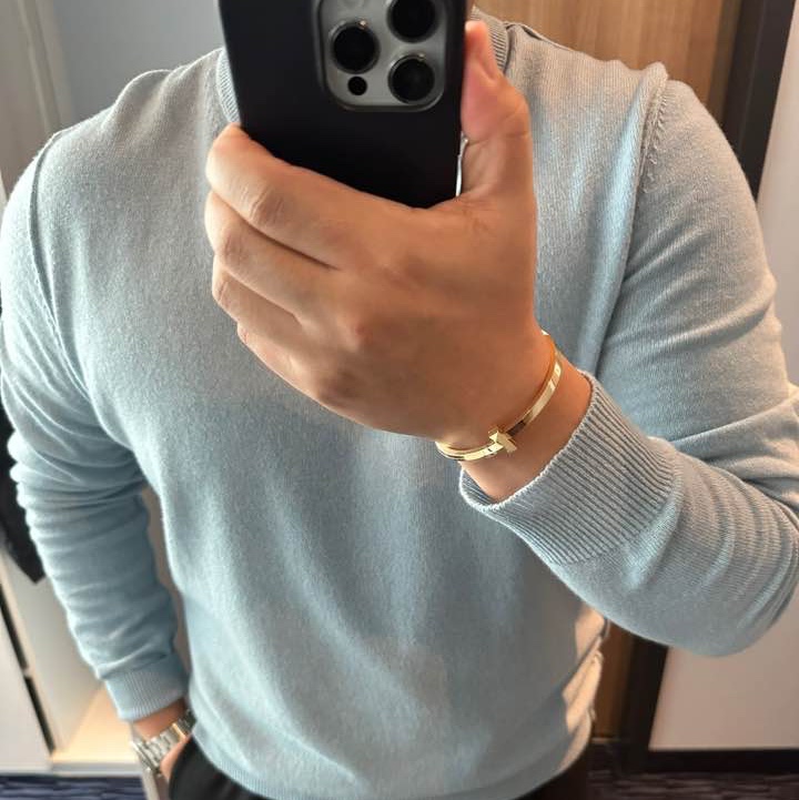 Maison Margiela Cashmere Sweater Pale Blue 착용 스타일 - 1