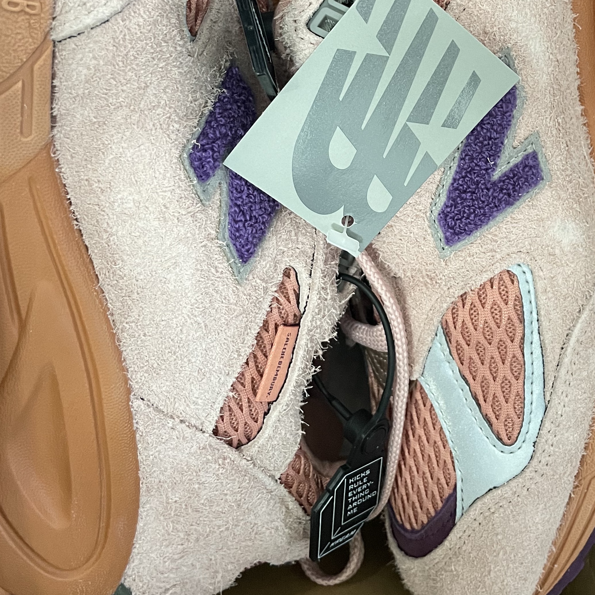 New Balance x Salehe Bembury 990v2 Made in USA Misty Rose 착용 스타일 - 3
