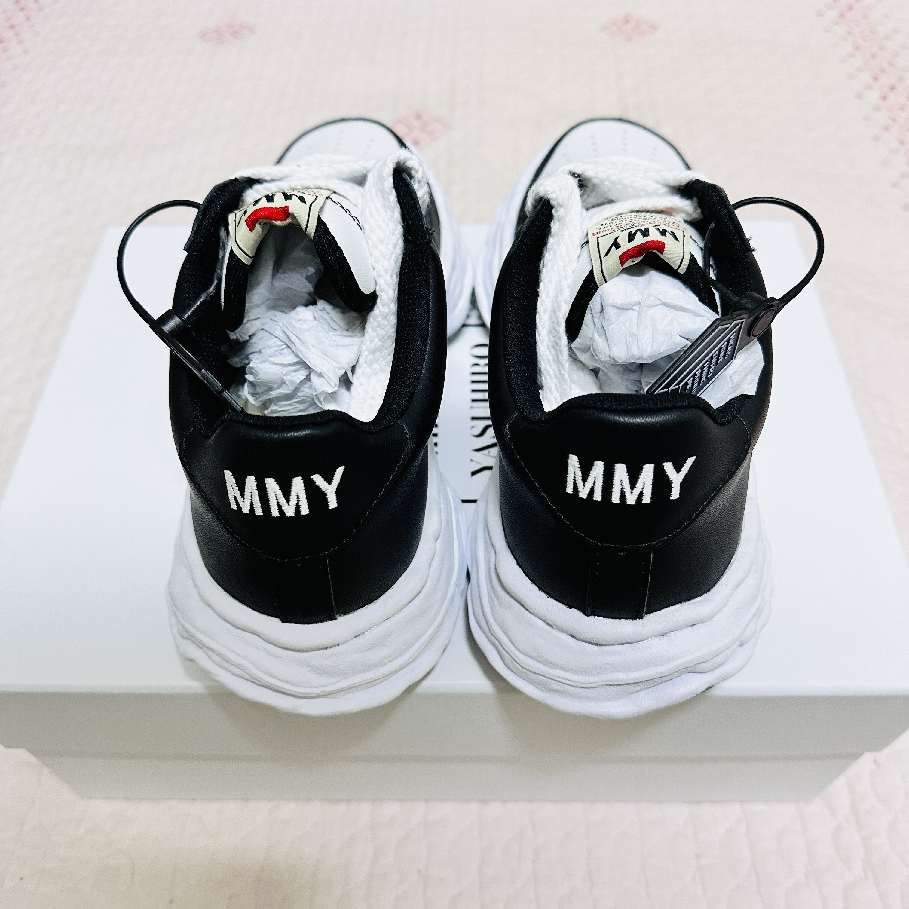 Maison Mihara Yasuhiro Wayne OG Sole Leather Low-top Sneakers Black White 착용 스타일 - 4
