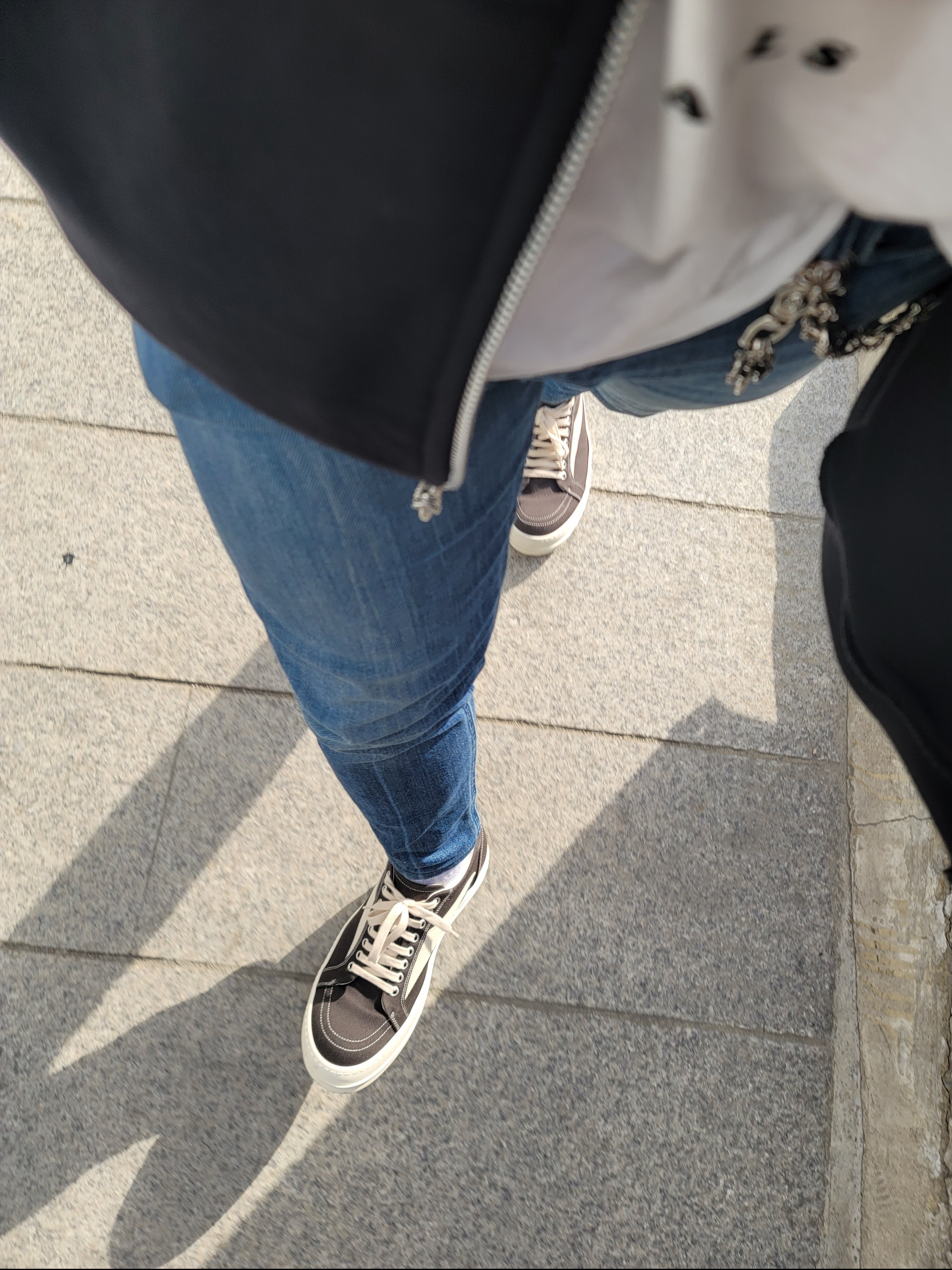 Rick Owens Drkshdw Suede Vintage Sneakers Dark Dust Pearl Milk White 착용 스타일 - 2
