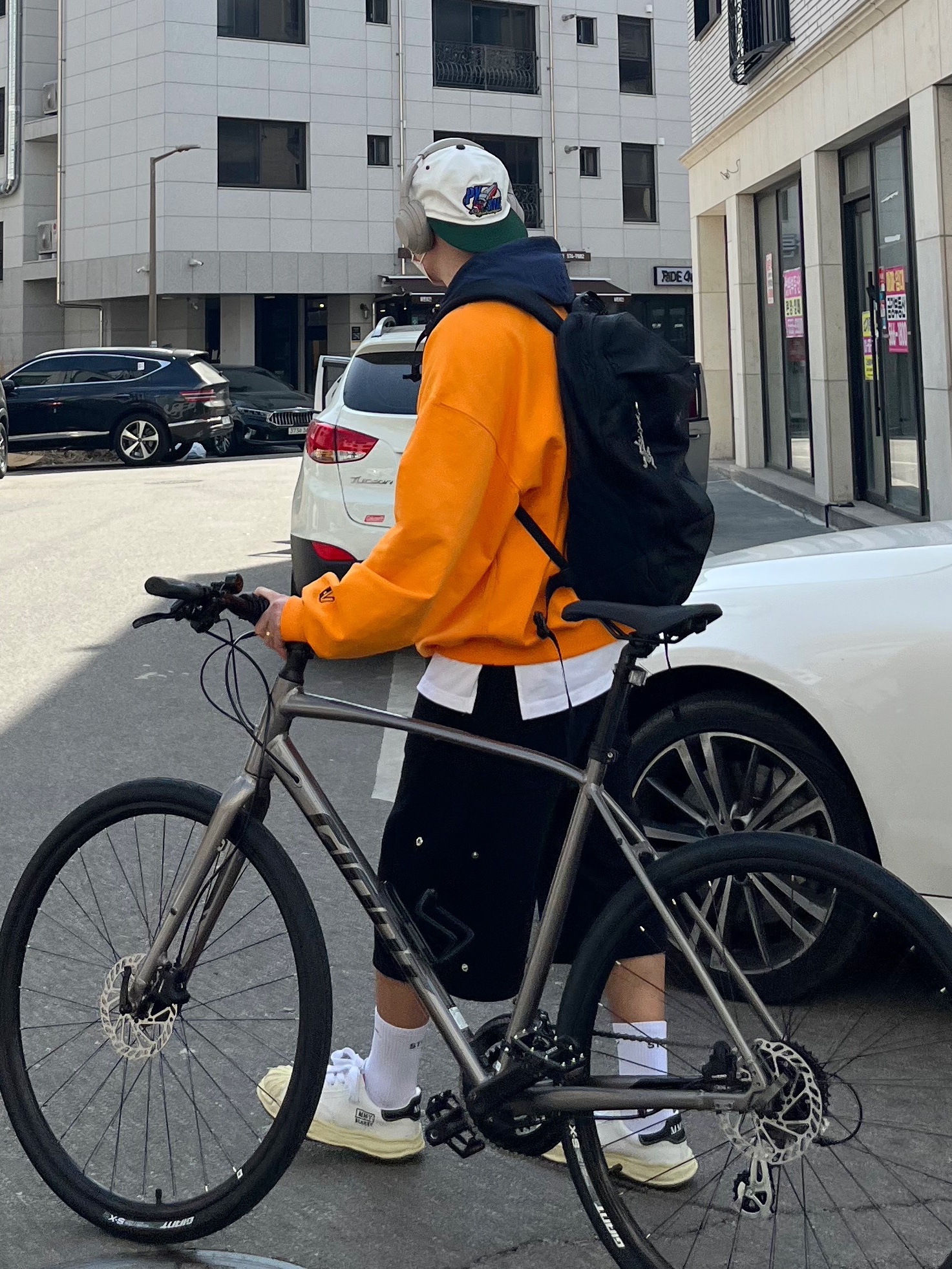 Maison Mihara Yasuhiro Blakey VL OG Sole Canvas Low-top Sneakers White, Sony WH-1000XM4 Platinum Silver (Korean Ver.) 착용 스타일 - 3