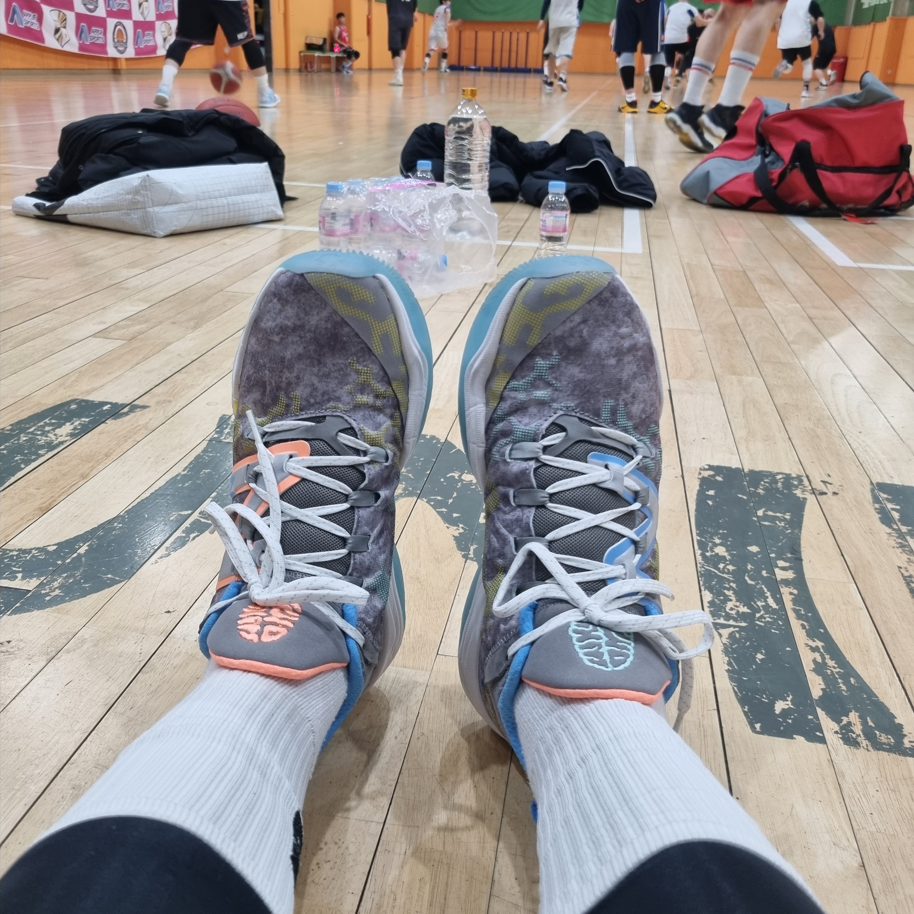 Nike Air Zoom GT Cut Black Hyper Crimson, New Balance Fuelcell 2WXY V3 Sea Salt Team Navy - 2E Wide 착용 스타일 - 3