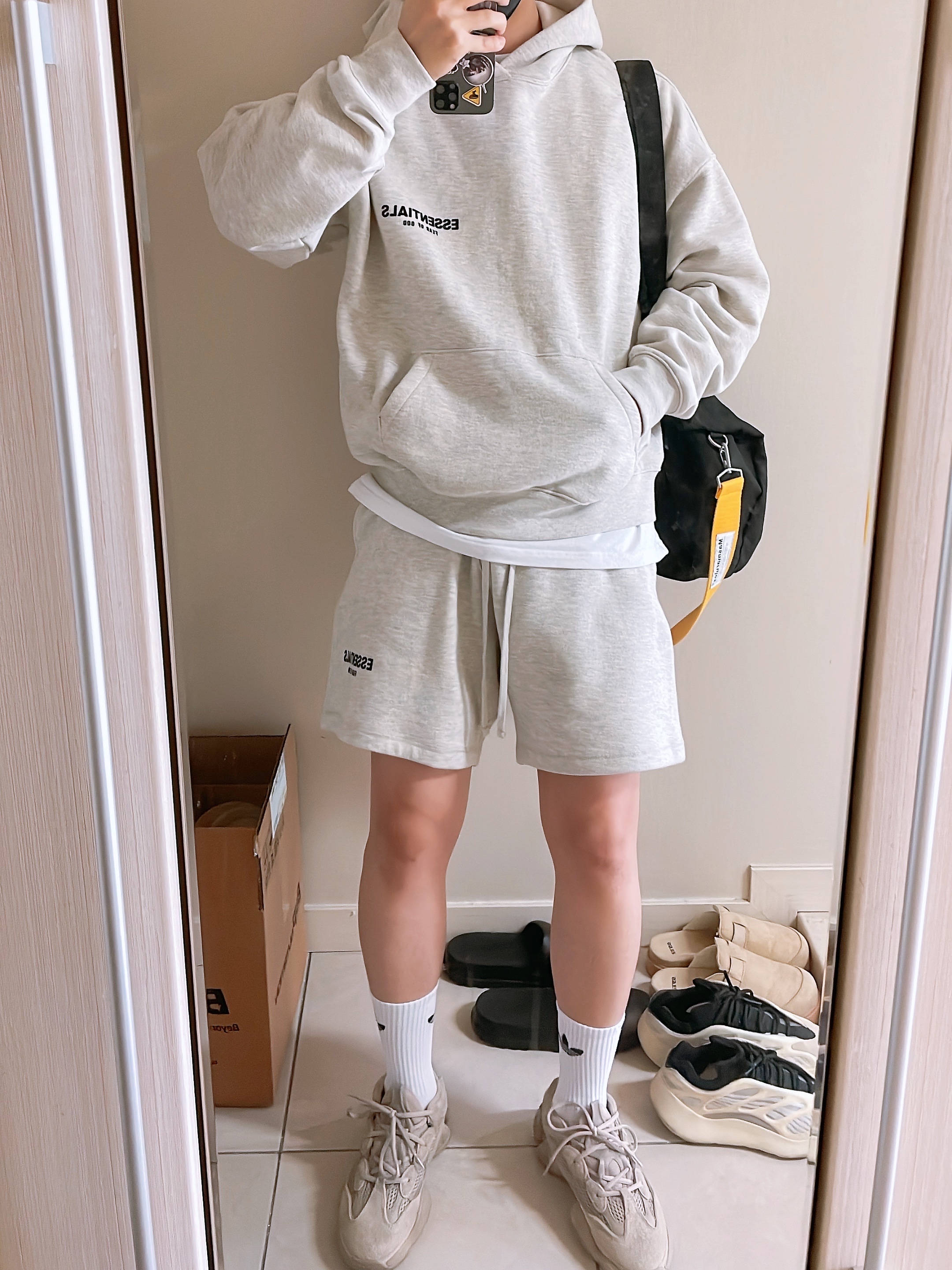 Adidas Yeezy 500 Taupe Light 착용 스타일