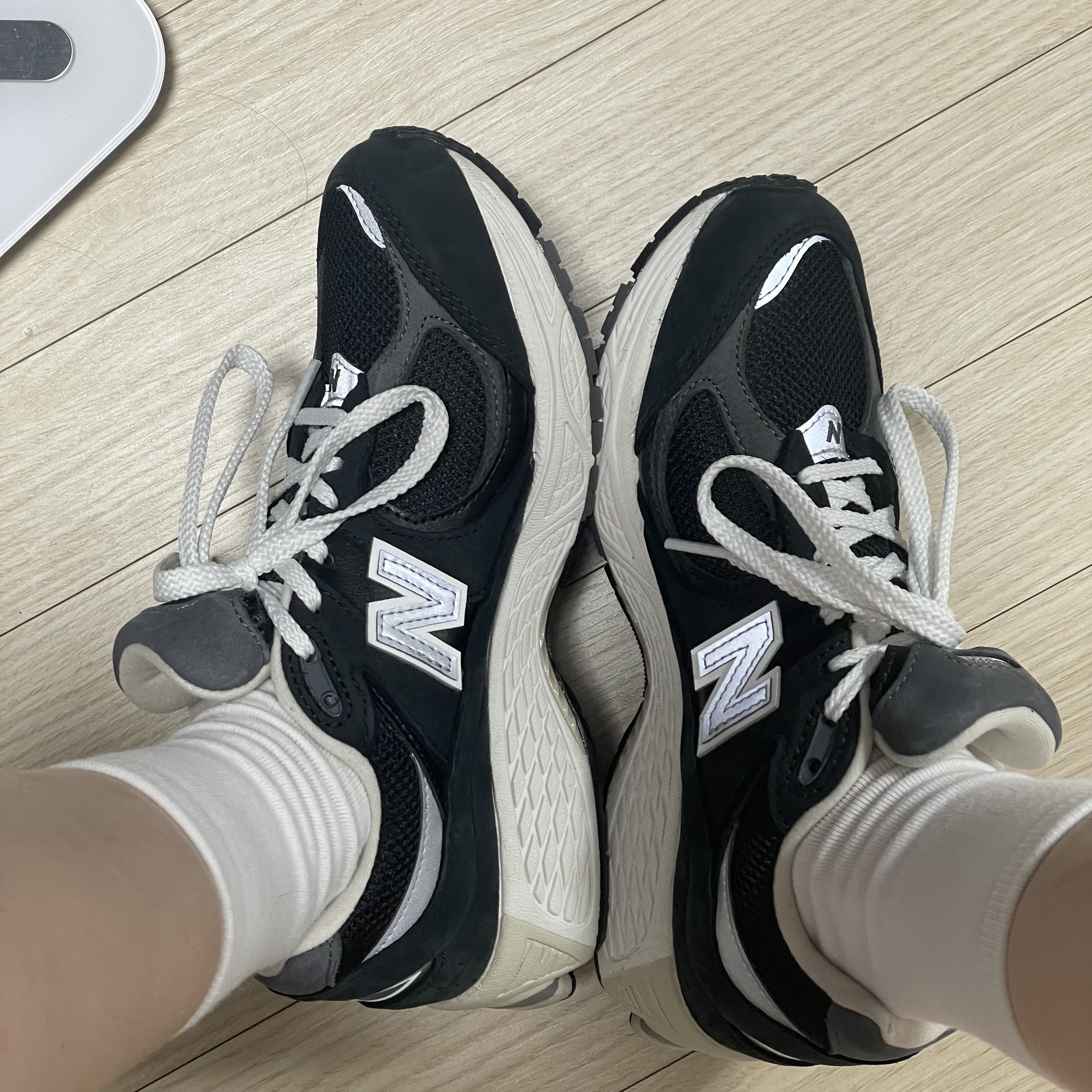 New Balance 2002R Premium Vintage Black 착용 스타일 - 3
