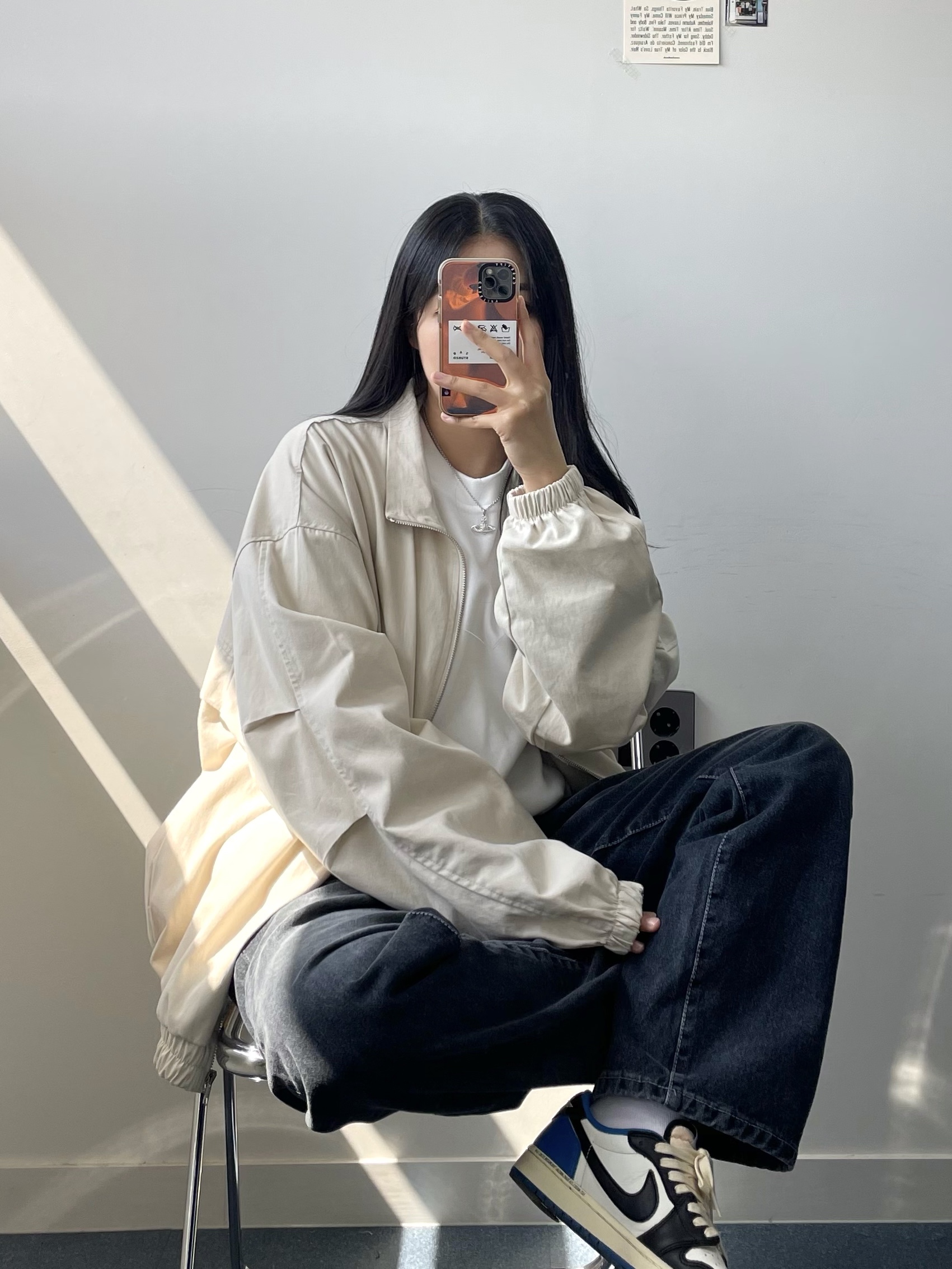 Vivienne Westwood Mini Bas Relief Pendant Silver, Jordan 1 x Travis Scott x Fragment Retro Low OG SP Military Blue 착용 스타일 - 2