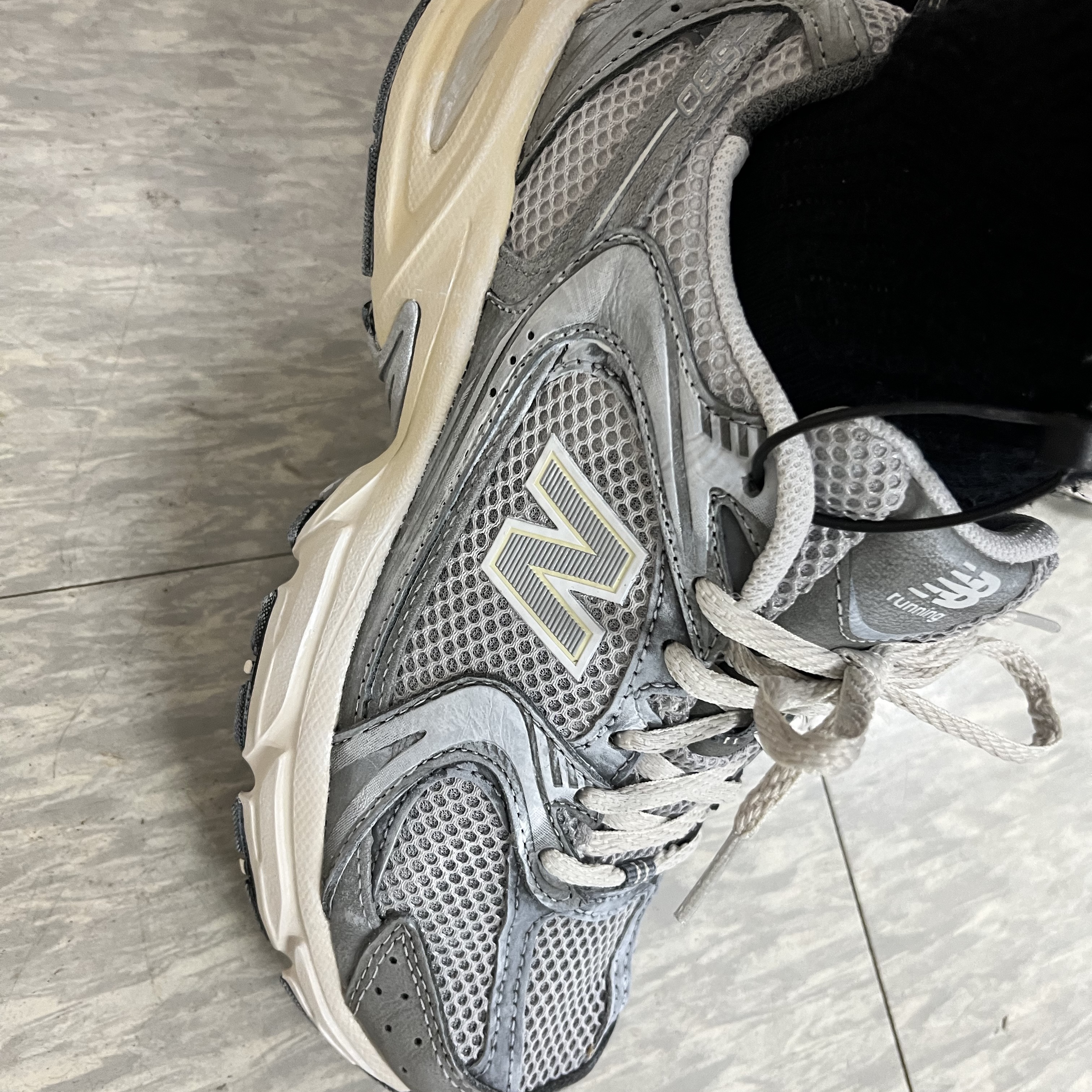 New Balance 530 Premium Vintage Grey Matter 착용 스타일 - 4