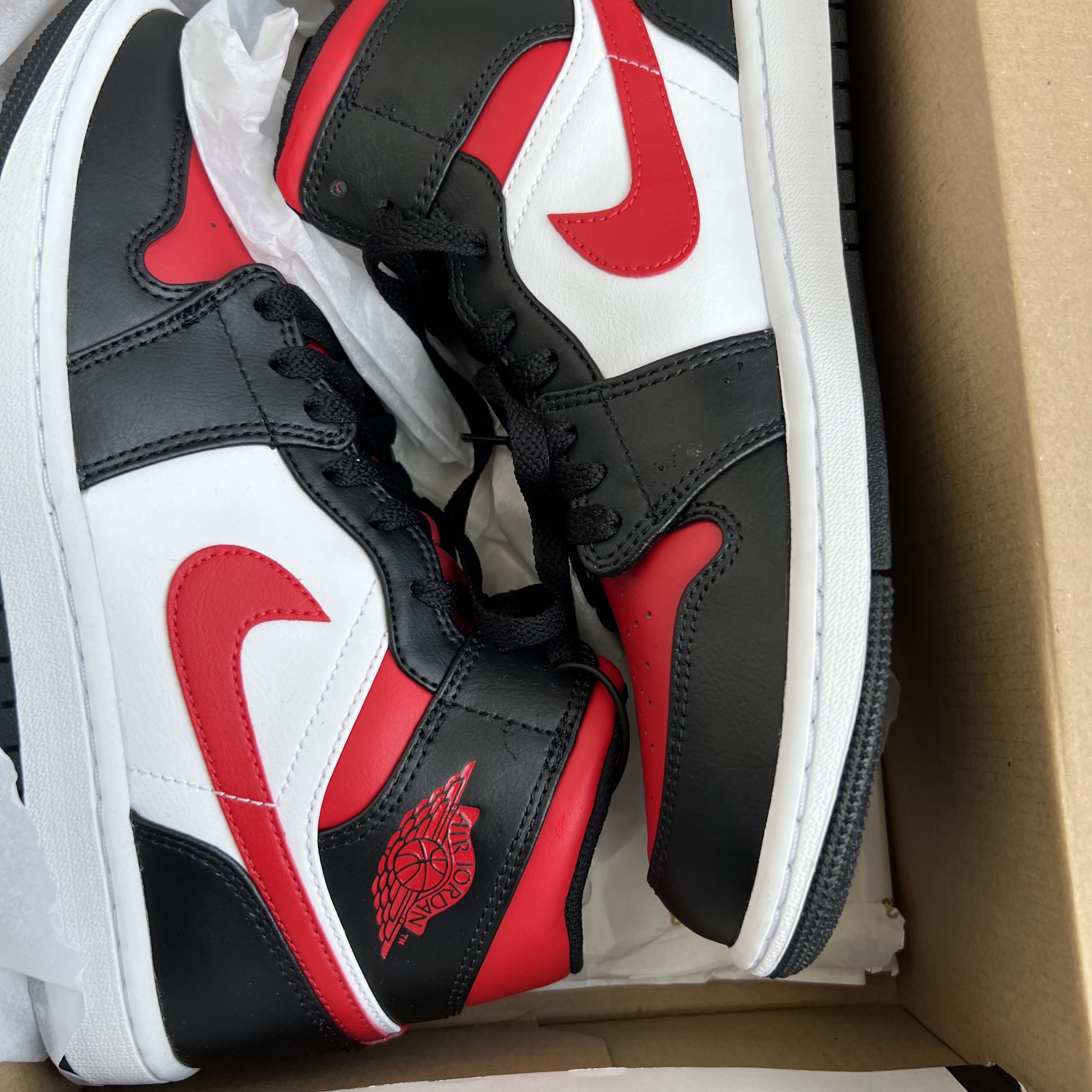 Jordan 1 Mid Black Fire Red 착용 스타일