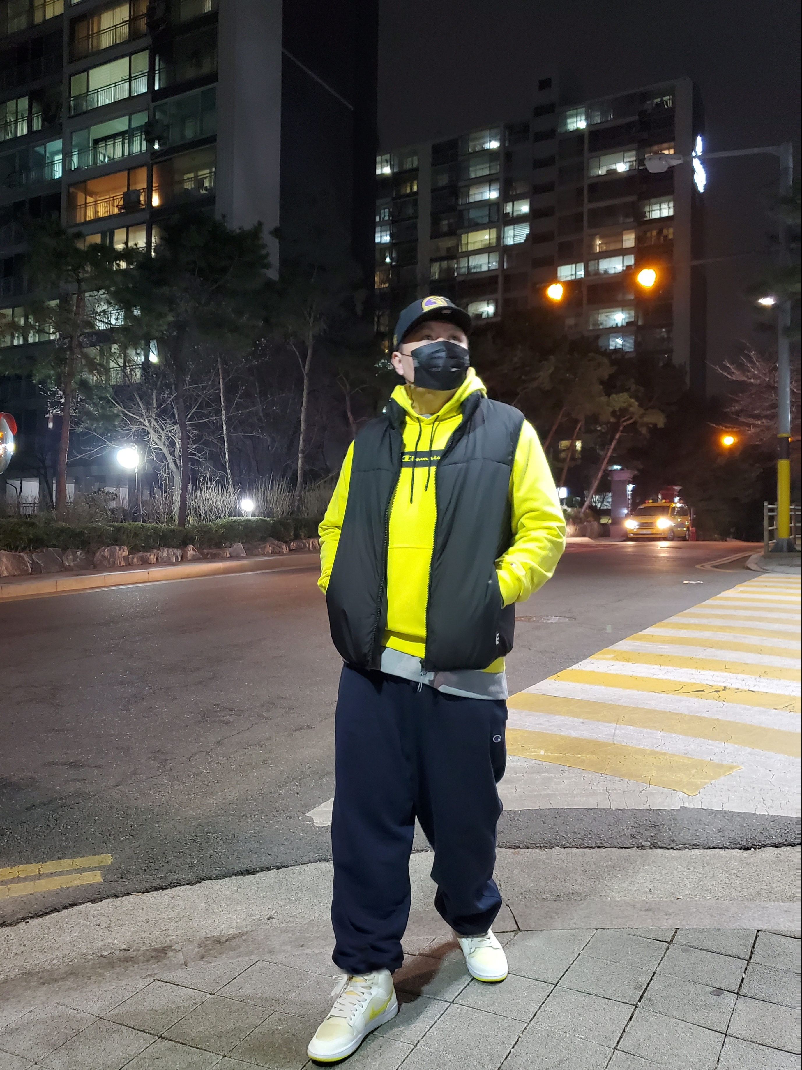 (W) Jordan 1 Mid SE Voltage Yellow 착용 스타일 - 2