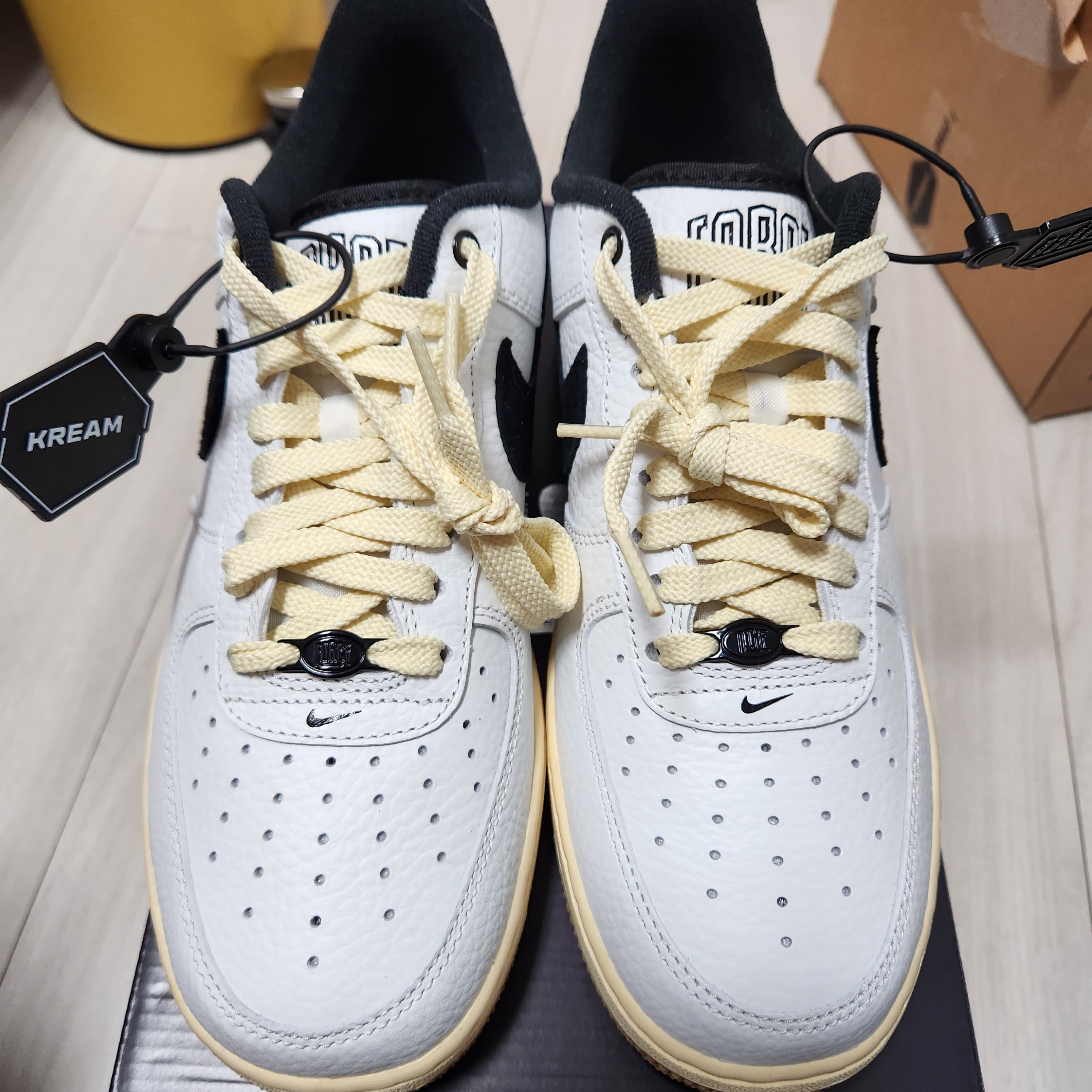 (W) Nike Air Force 1 '07 LX Black and Summit White 착용 스타일