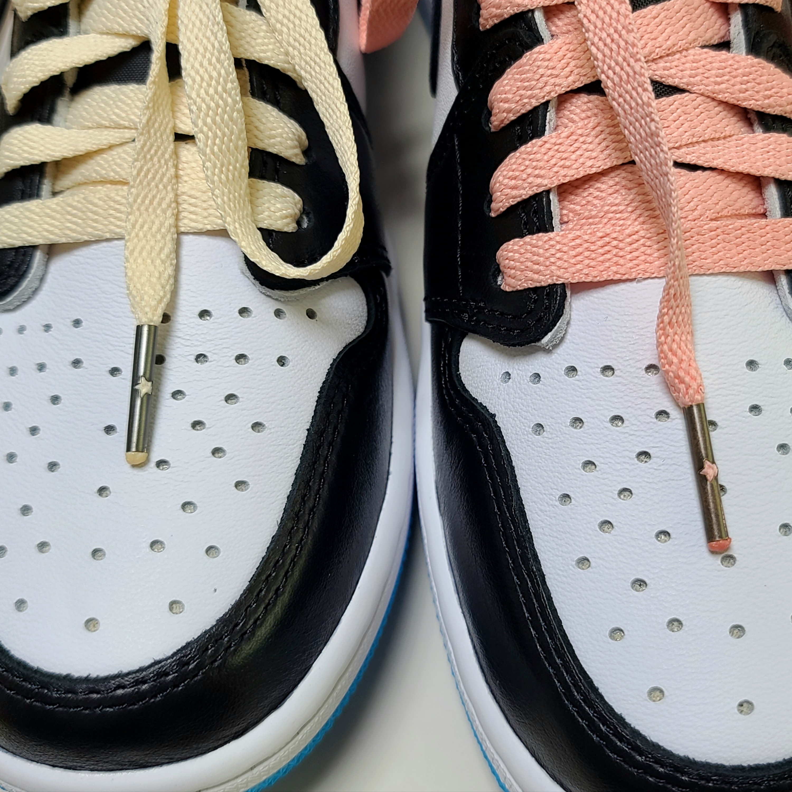 Jordan 1 Retro Low OG Black and Dark Powder Blue 착용 스타일 - 2