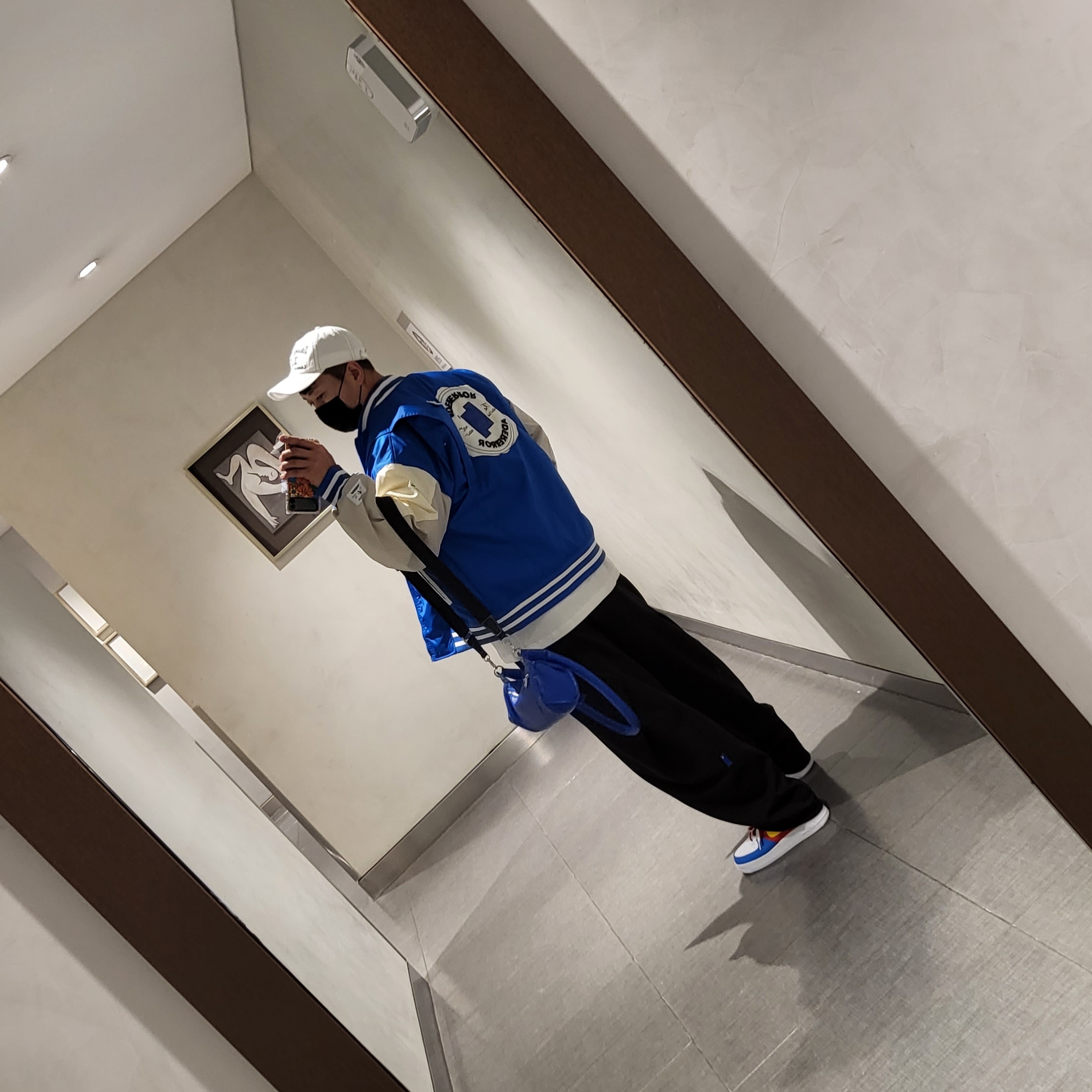 Stussy Ist Low Pro Cap White, Converse x Ader Error Shapes Varsity Jacket Cobalt 착용 스타일