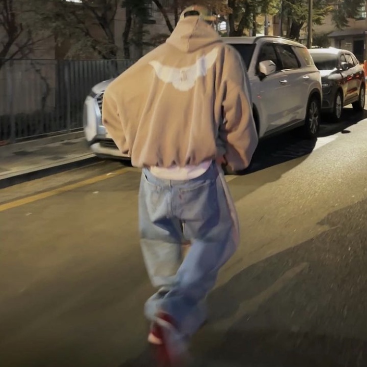 Yeezy Gap Engineered By Balenciaga Dove Hoodie Beige 착용 스타일 - 2