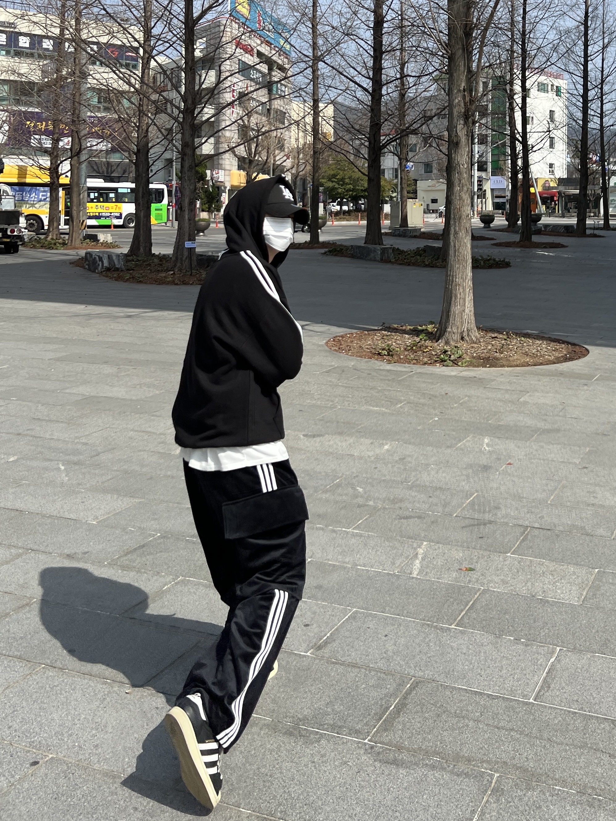 Adidas Superstar Premium Black White 착용 스타일 - 2