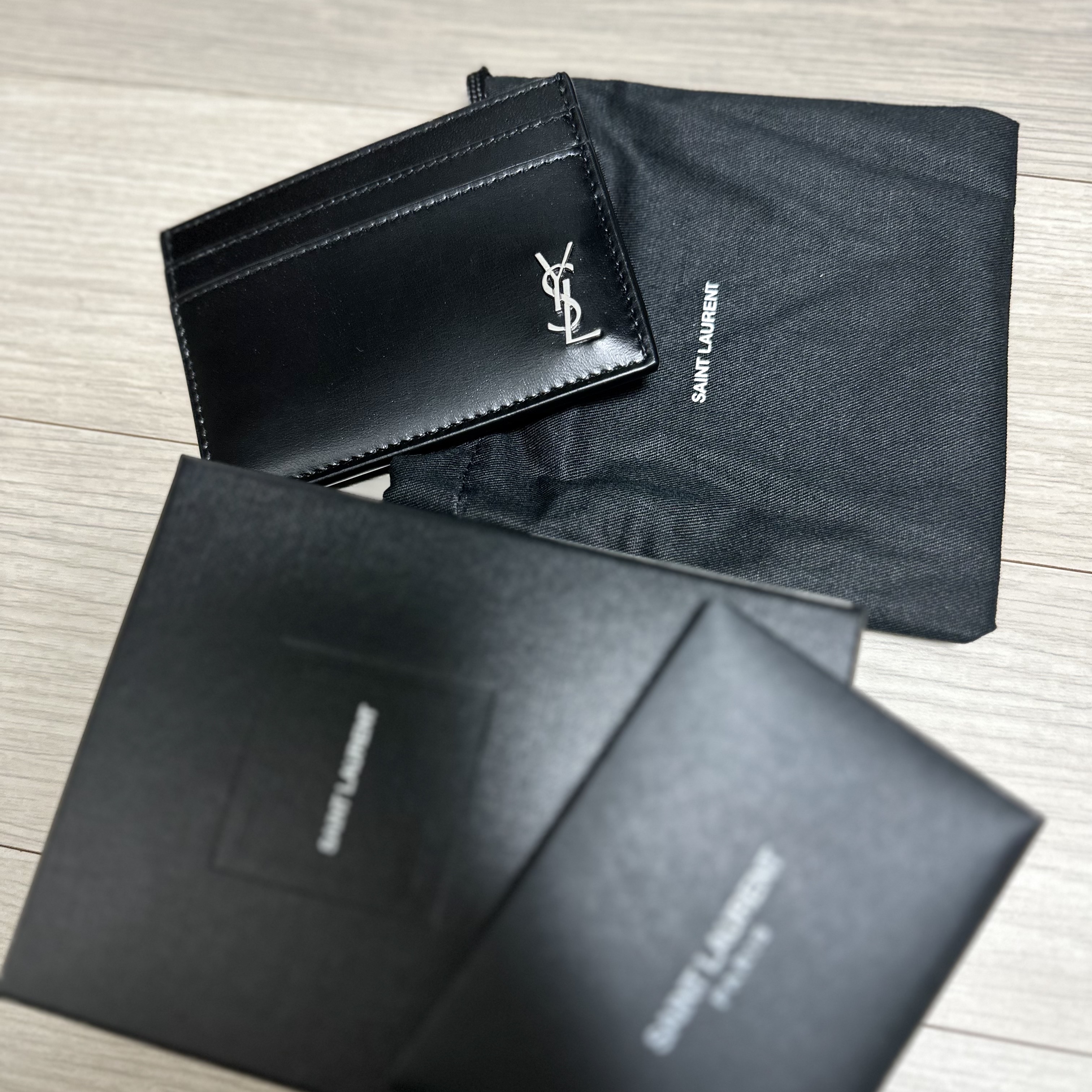 Saint Laurent Tiny Silver Monogram Card Case in Matte Leather Black 착용 스타일
