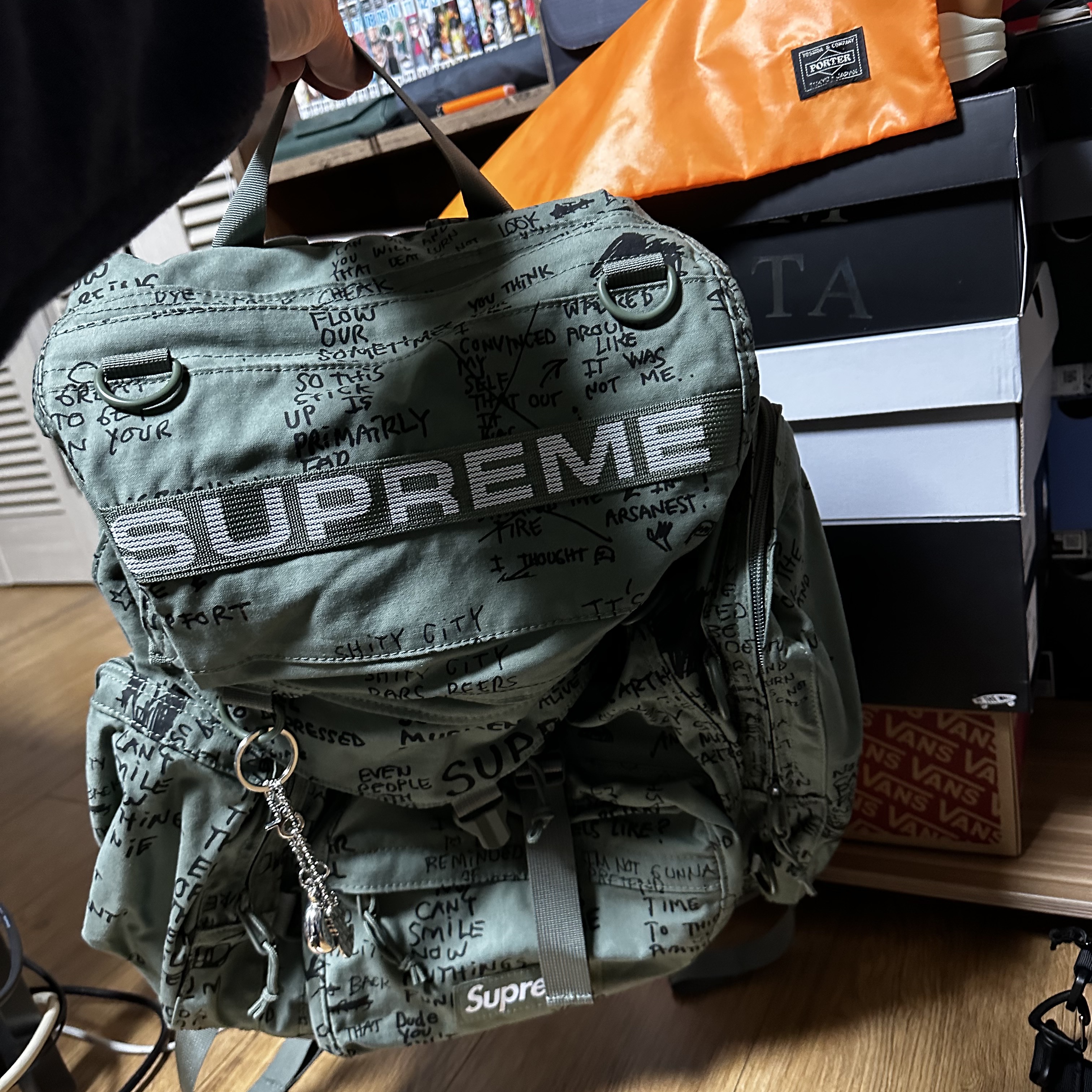 Supreme Field Backpack Olive Gonz - 23SS, Supreme Duffle Bag Black - 22FW 착용 스타일 - 2