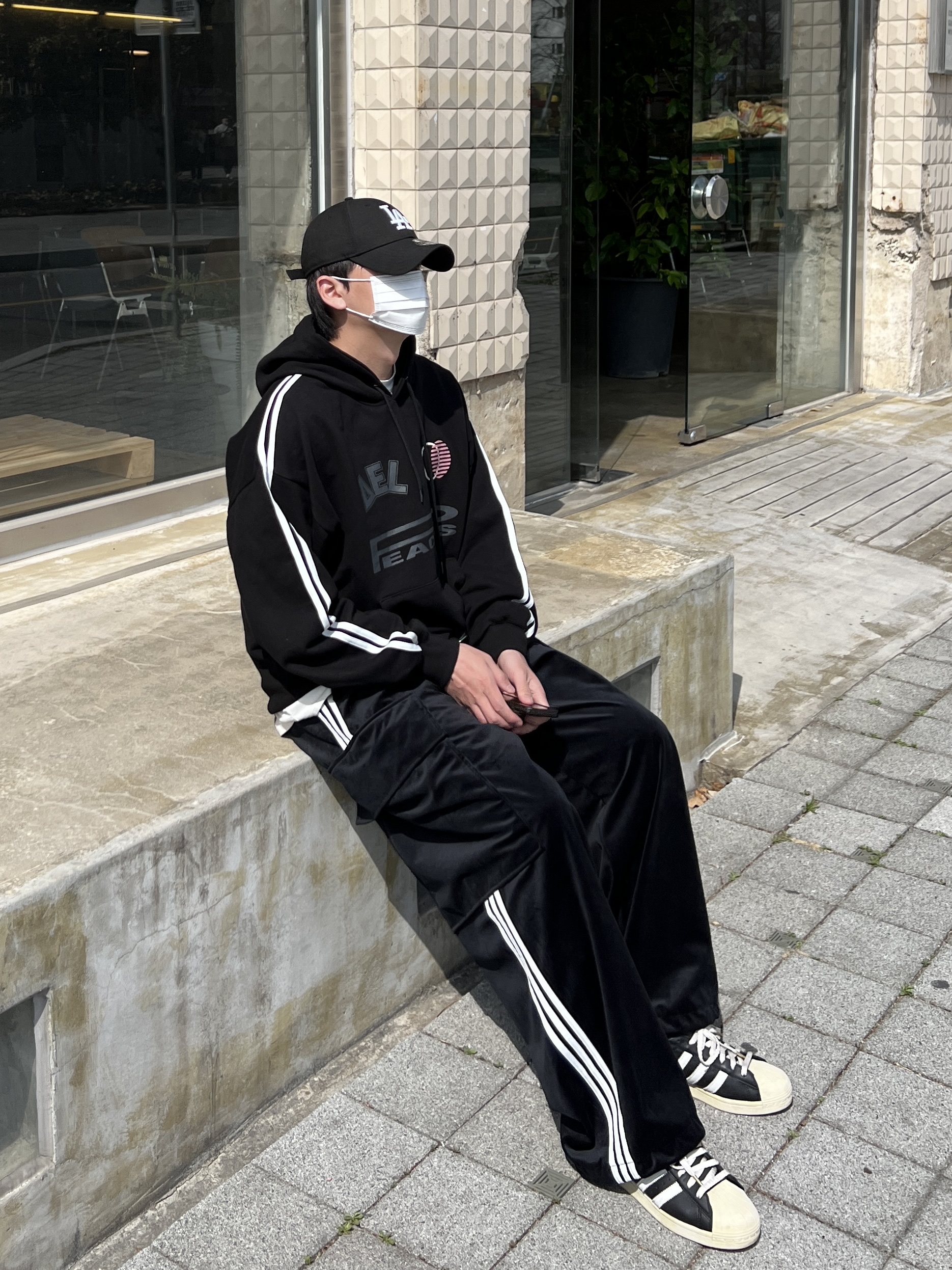 Adidas Superstar Premium Black White 착용 스타일 - 3