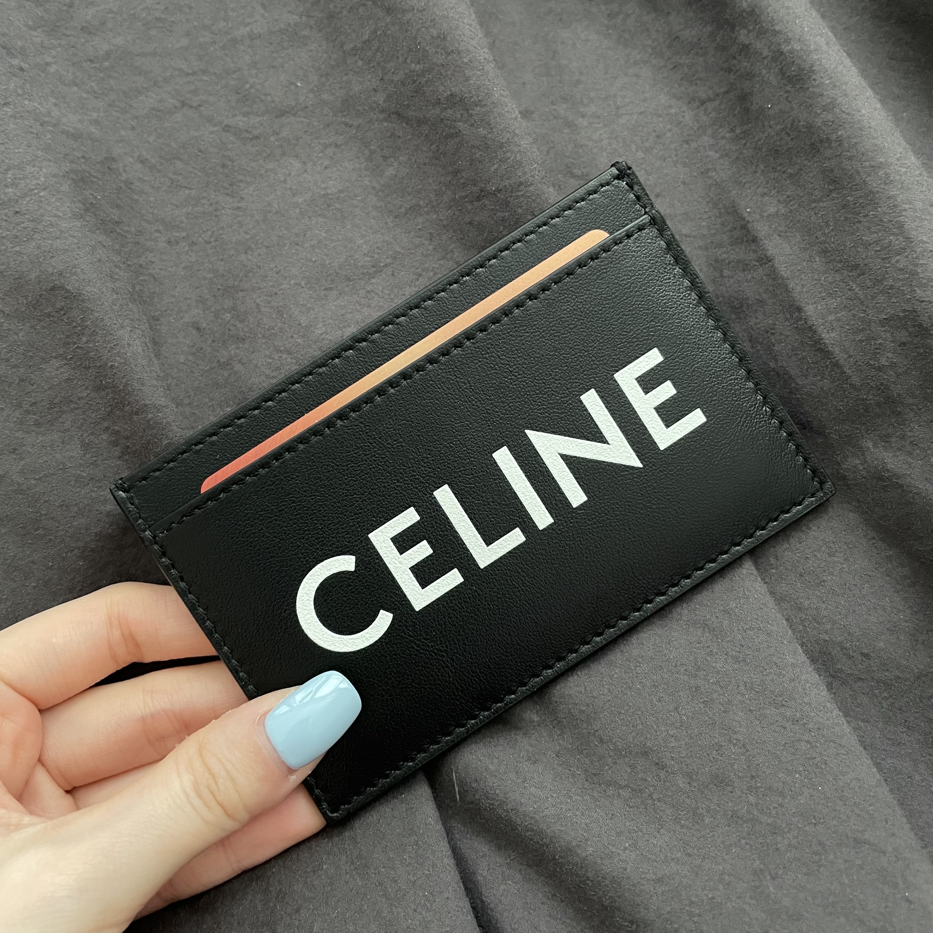Celine Card Holder Black 착용 스타일 - 3