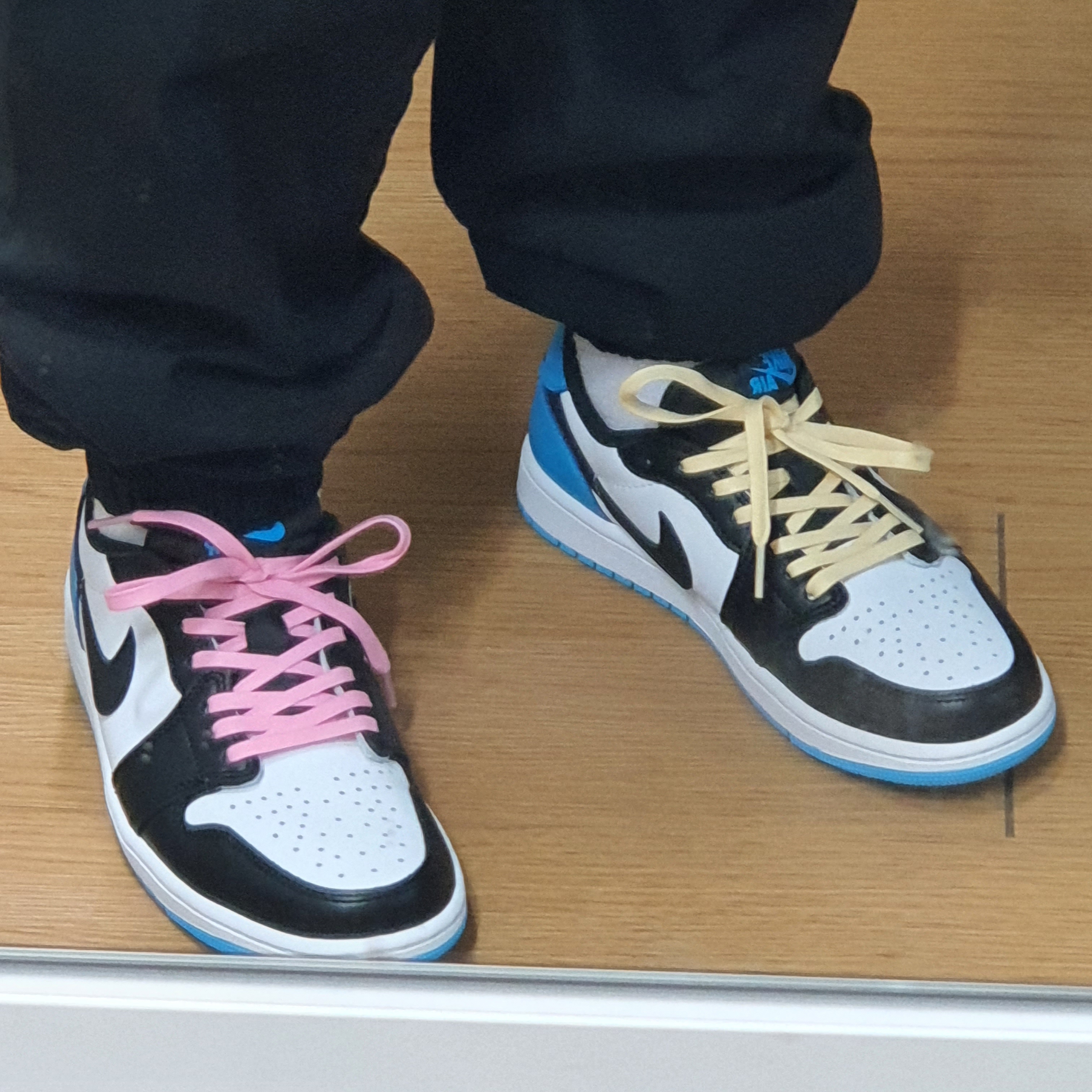 Jordan 1 Retro Low OG Black and Dark Powder Blue 착용 스타일 - 2