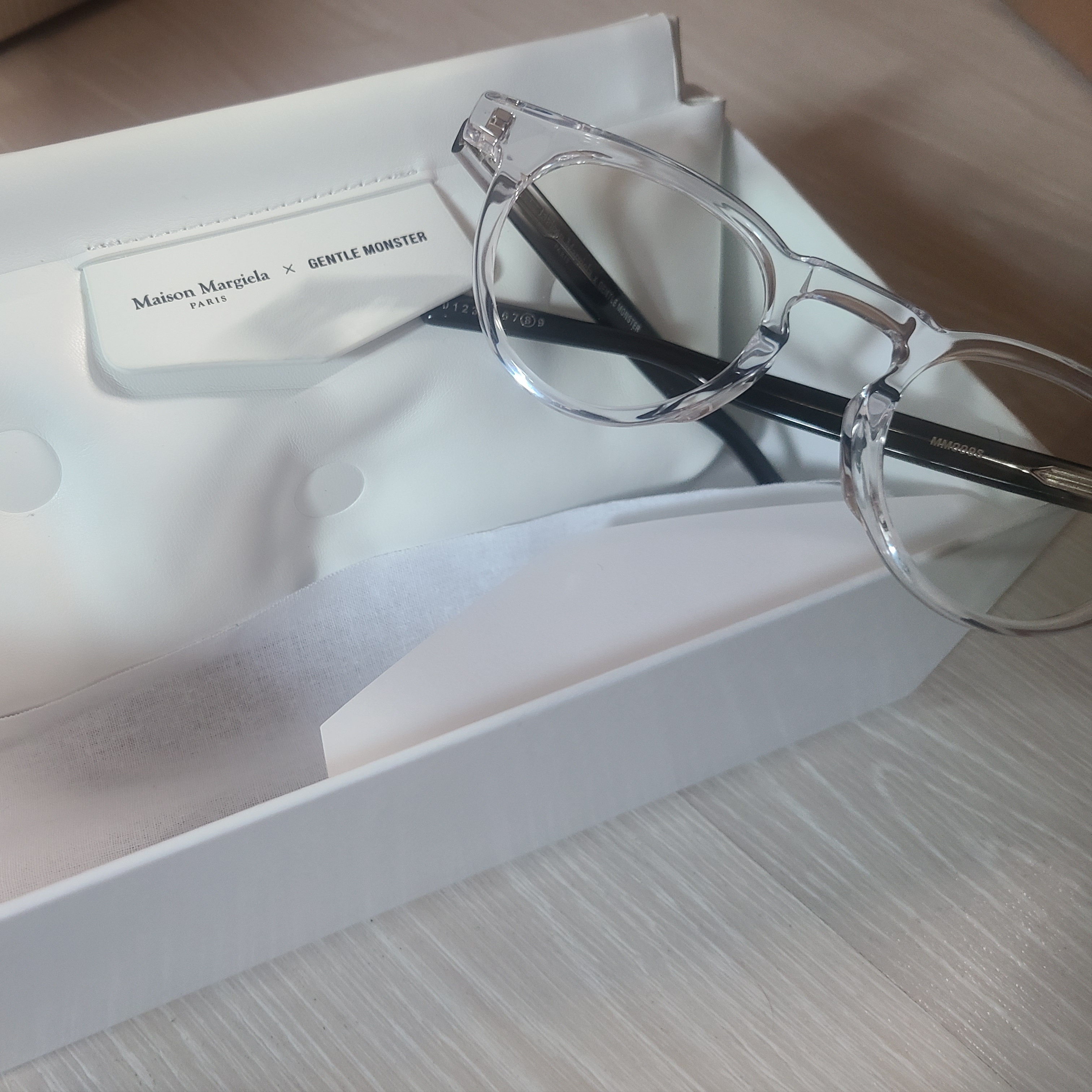 Gentle Monster x Maison Margiela MM009S Clear Black Gradient 착용 스타일