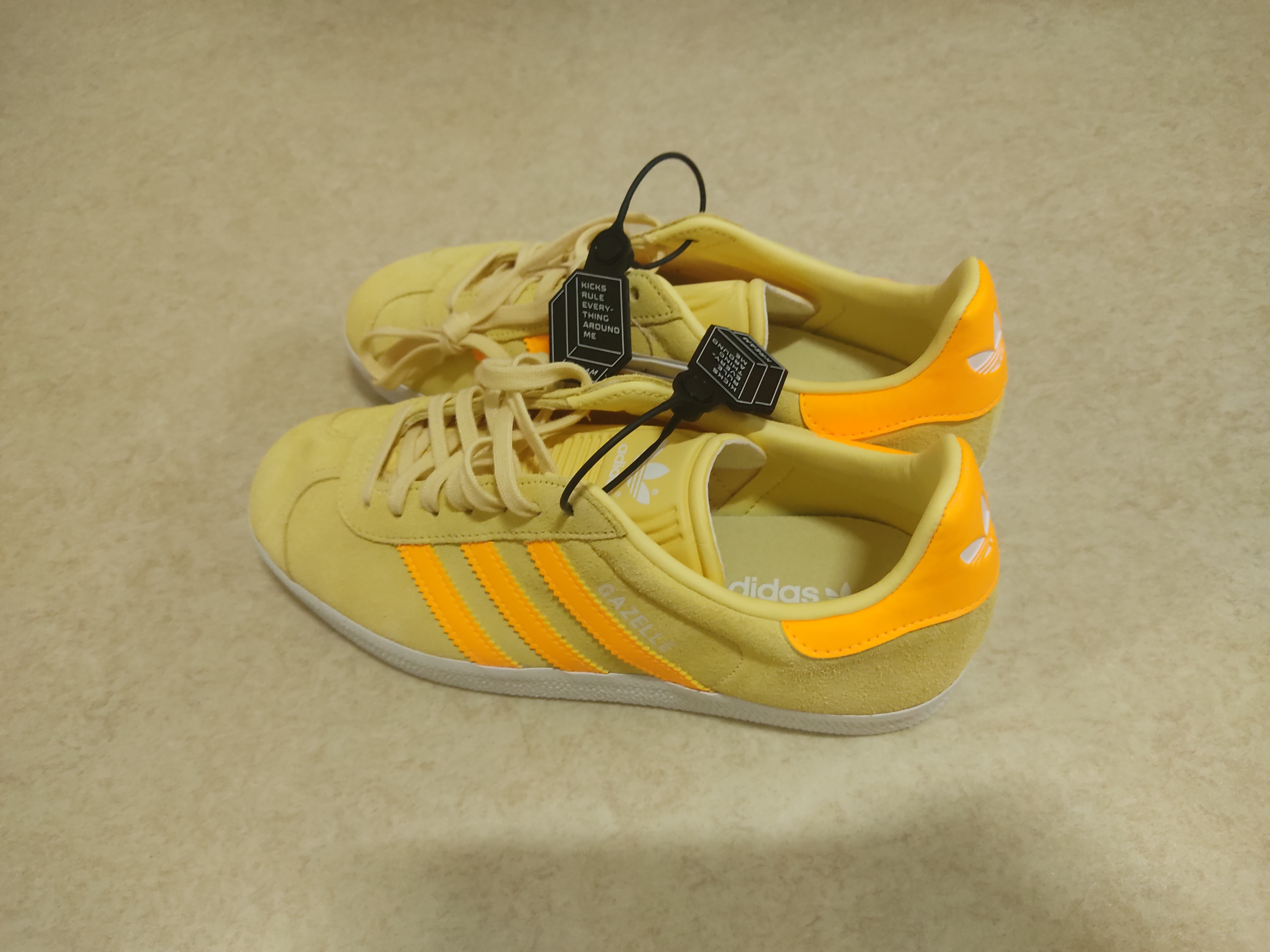 (W) Adidas Gazelle Almost Yellow Solar Gold 착용 스타일 - 2
