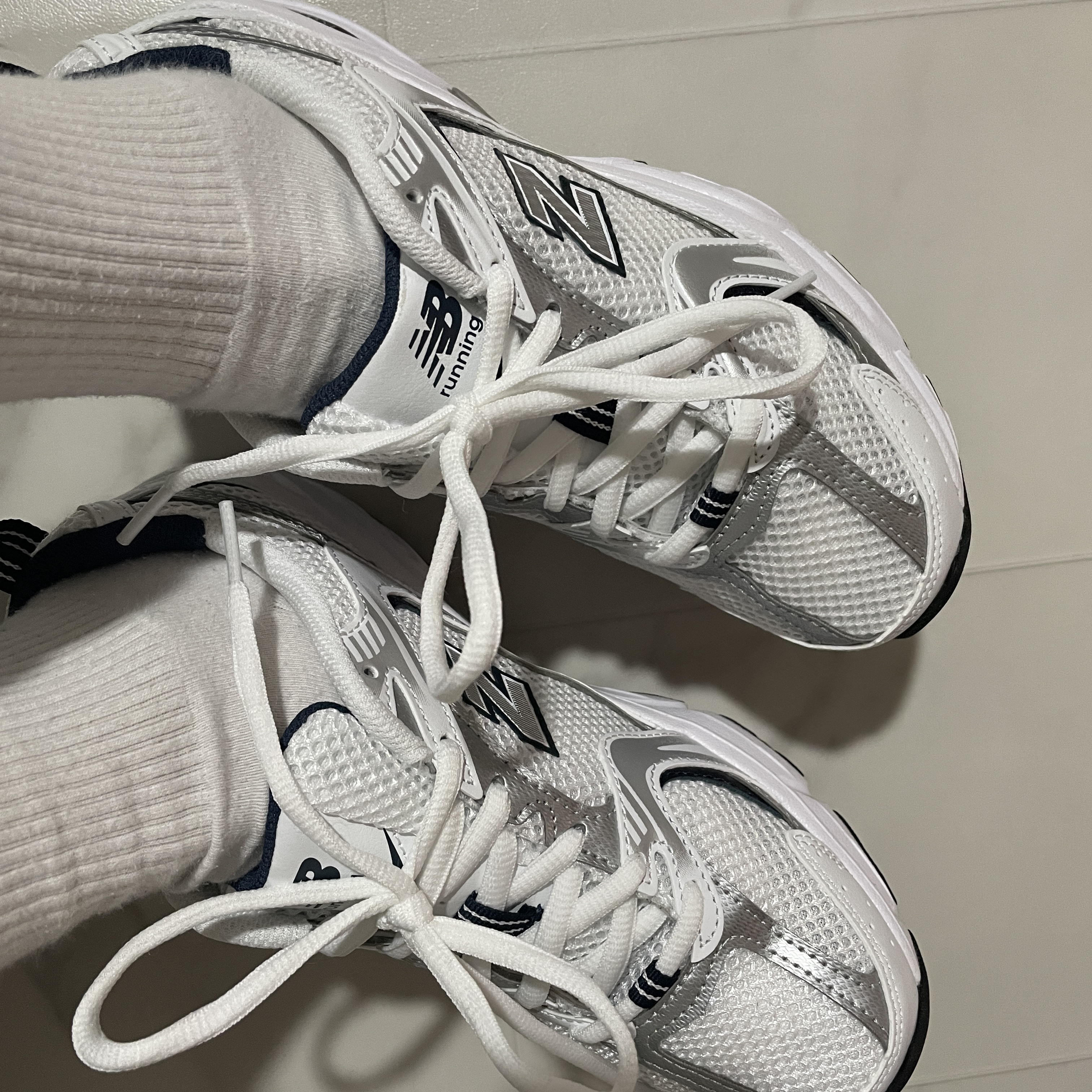 New Balance 530 White 착용 스타일 - 2