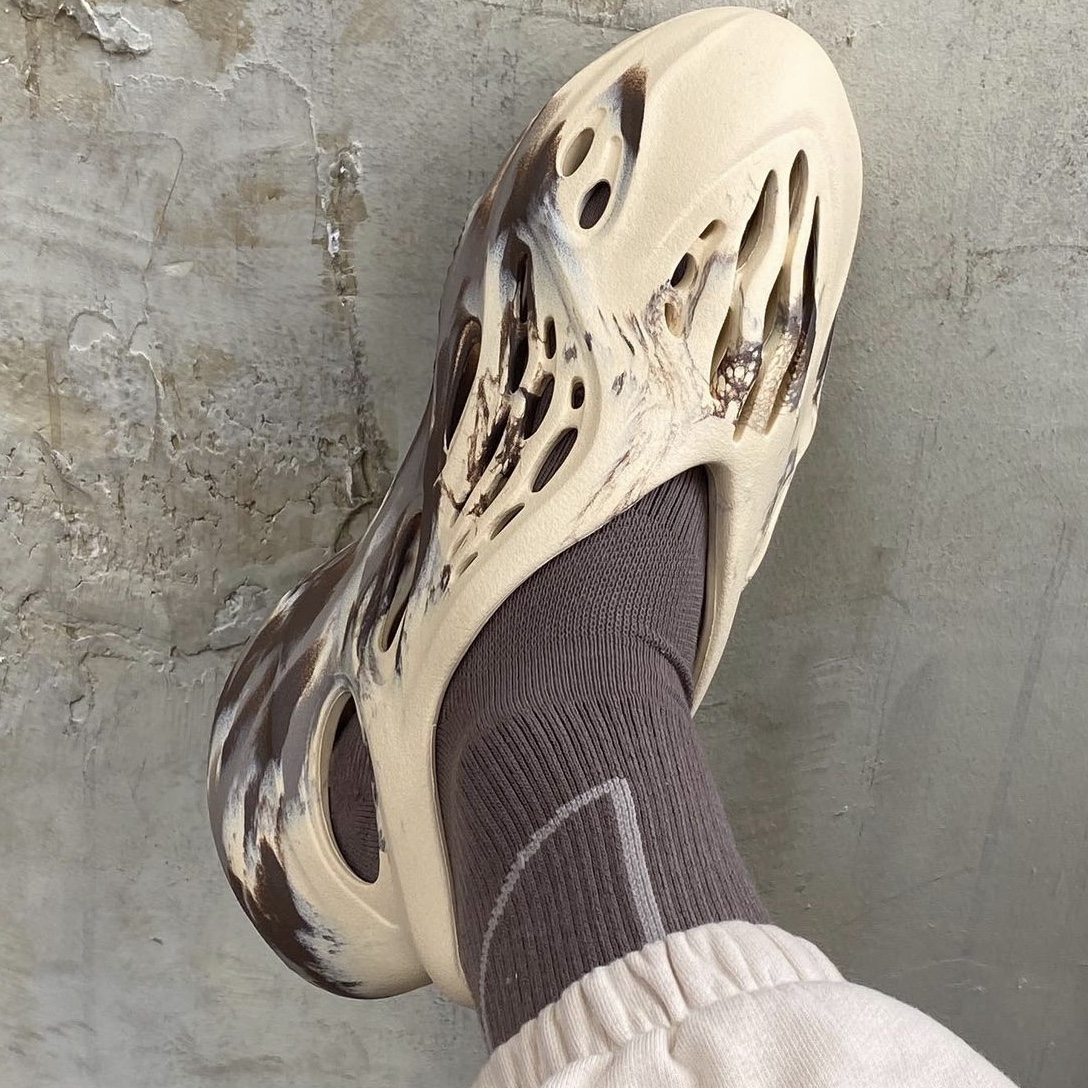 Adidas Yeezy Foam RNNR MX Cream Clay 착용 스타일