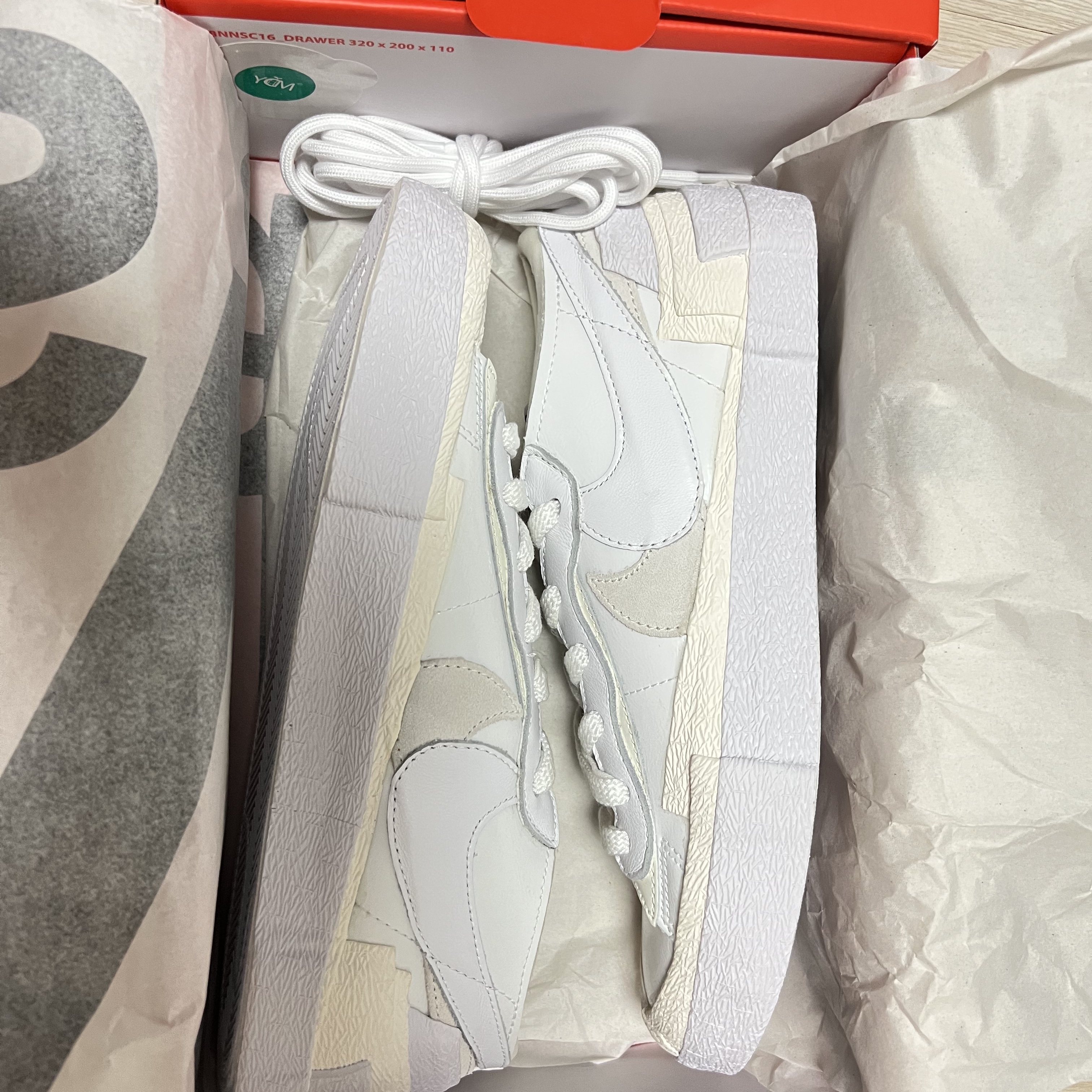 Nike x Sacai Blazer Low White Patent Leather 착용 스타일 - 1