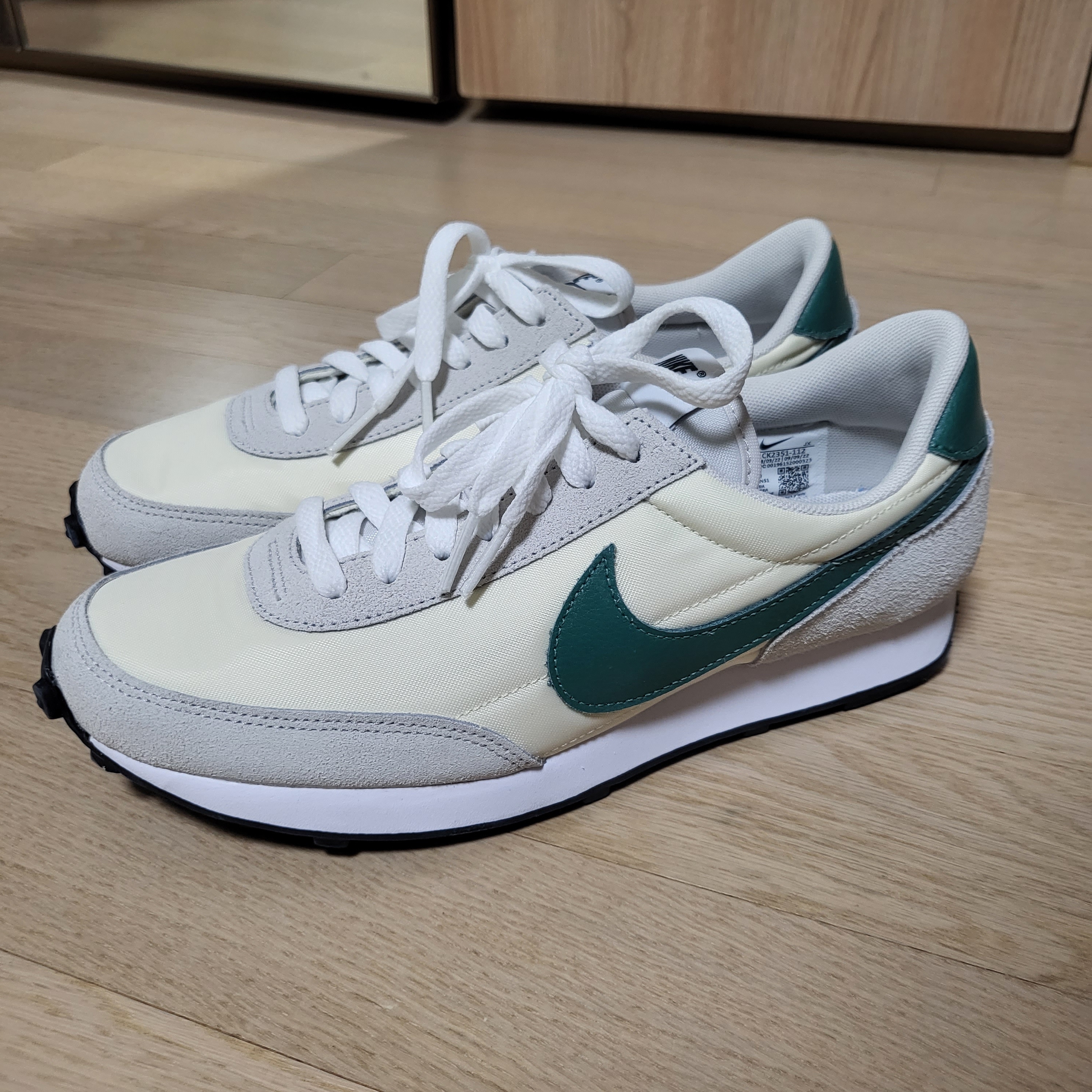 (W) Nike Daybreak Coconut Milk Green 착용 스타일 - 2
