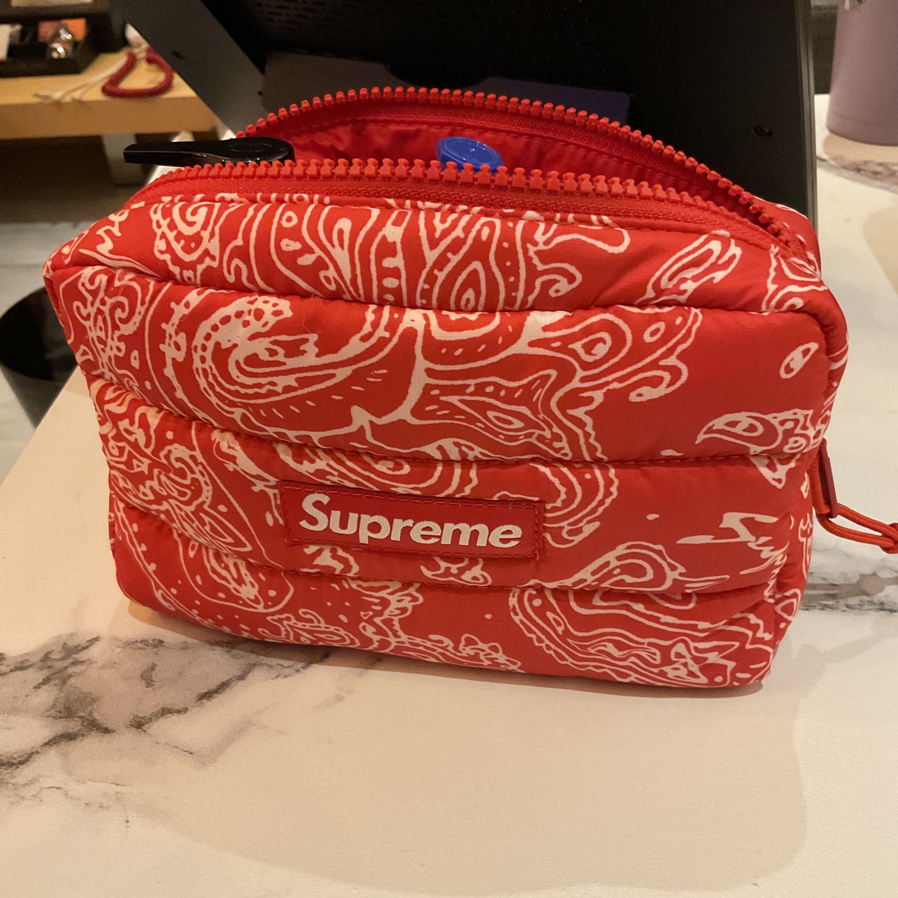 Supreme Puffer Pouch Red Paisley - 22FW 착용 스타일 - 1