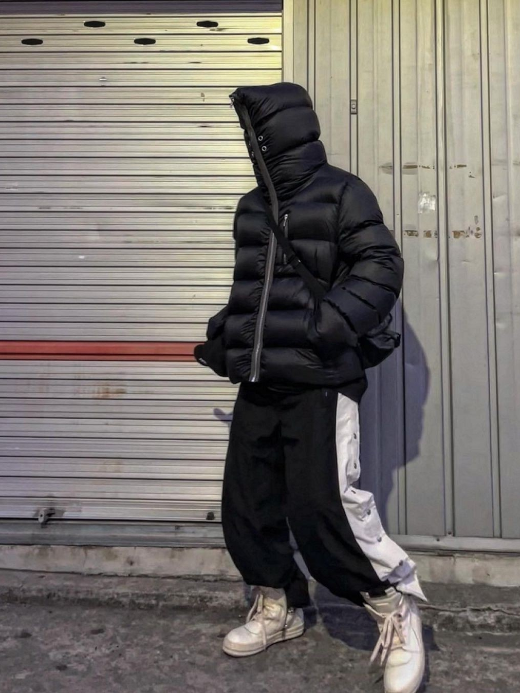 AOP Snap Track Pants Offwhite Black 착용 스타일 - 1