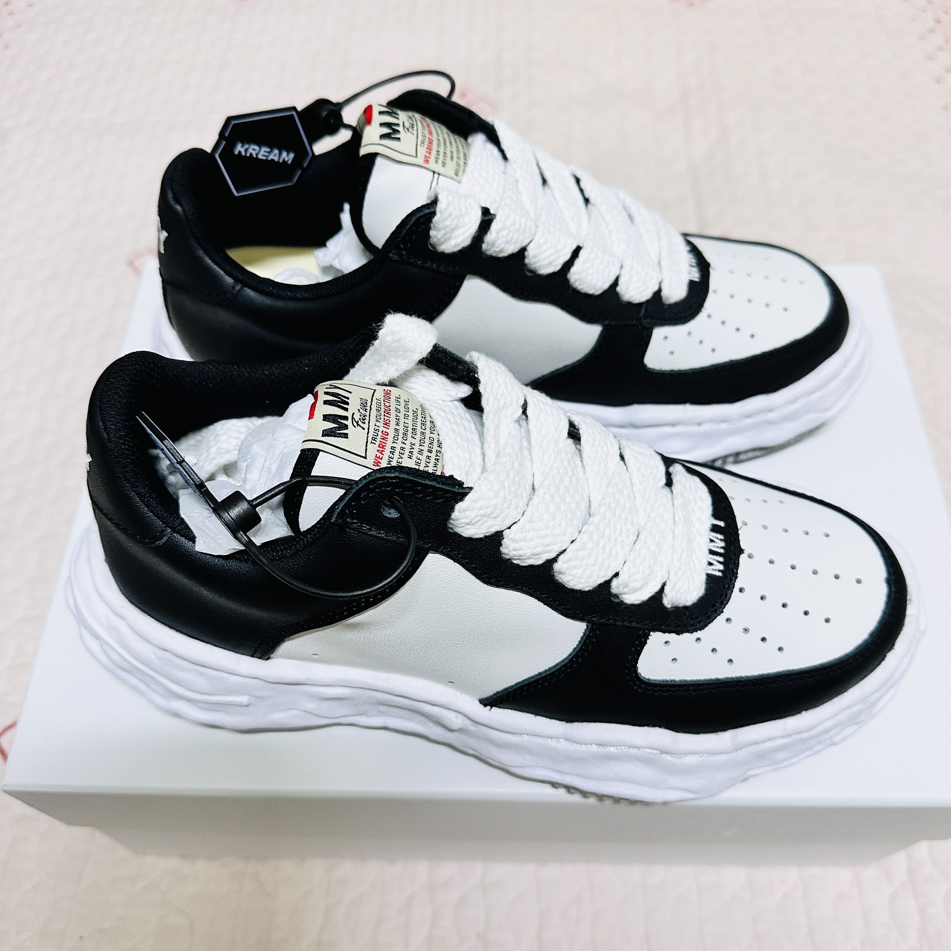 Maison Mihara Yasuhiro Wayne OG Sole Leather Low-top Sneakers Black White 착용 스타일 - 3