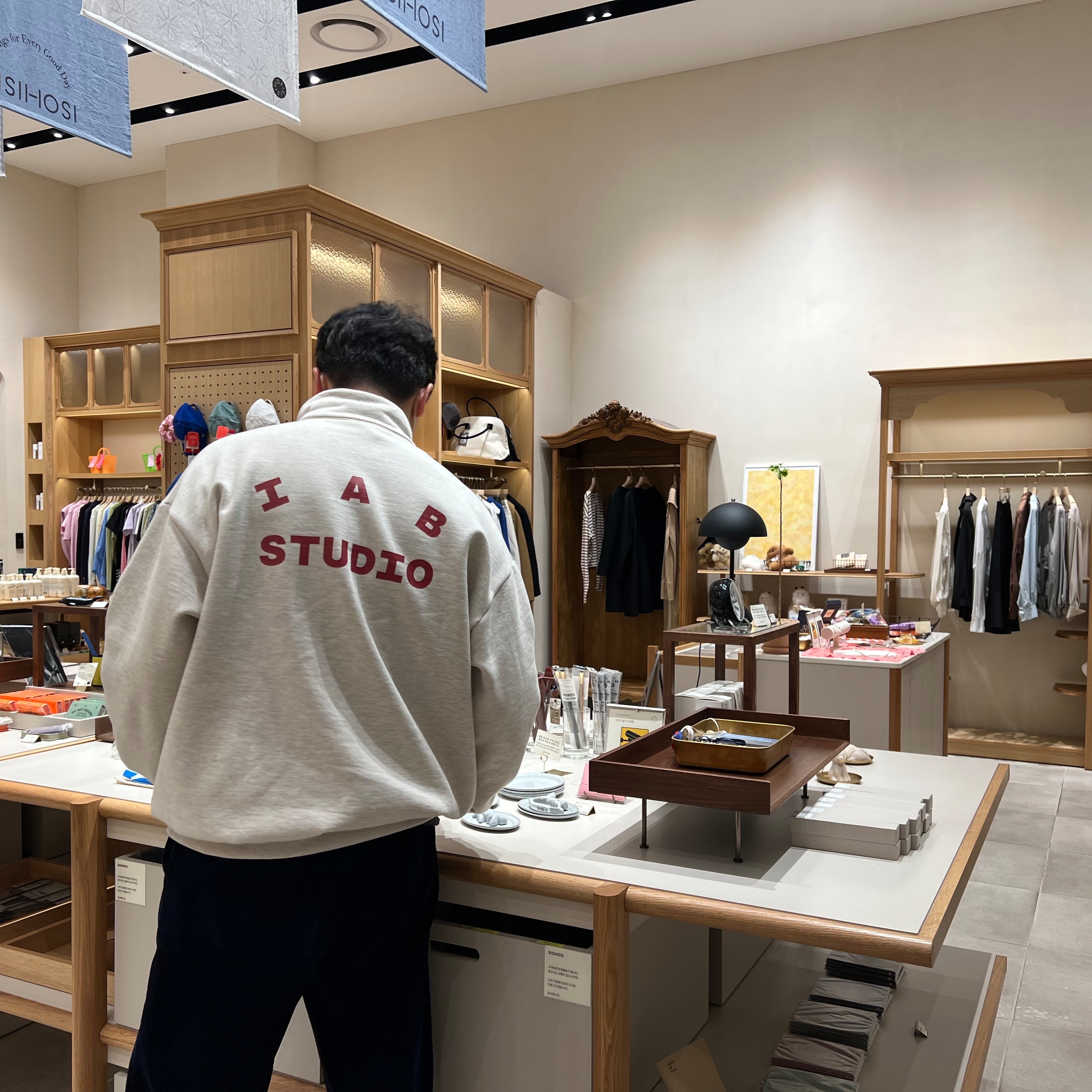 IAB Studio Half Zip-Up Oatmeal Burgundy 착용 스타일
