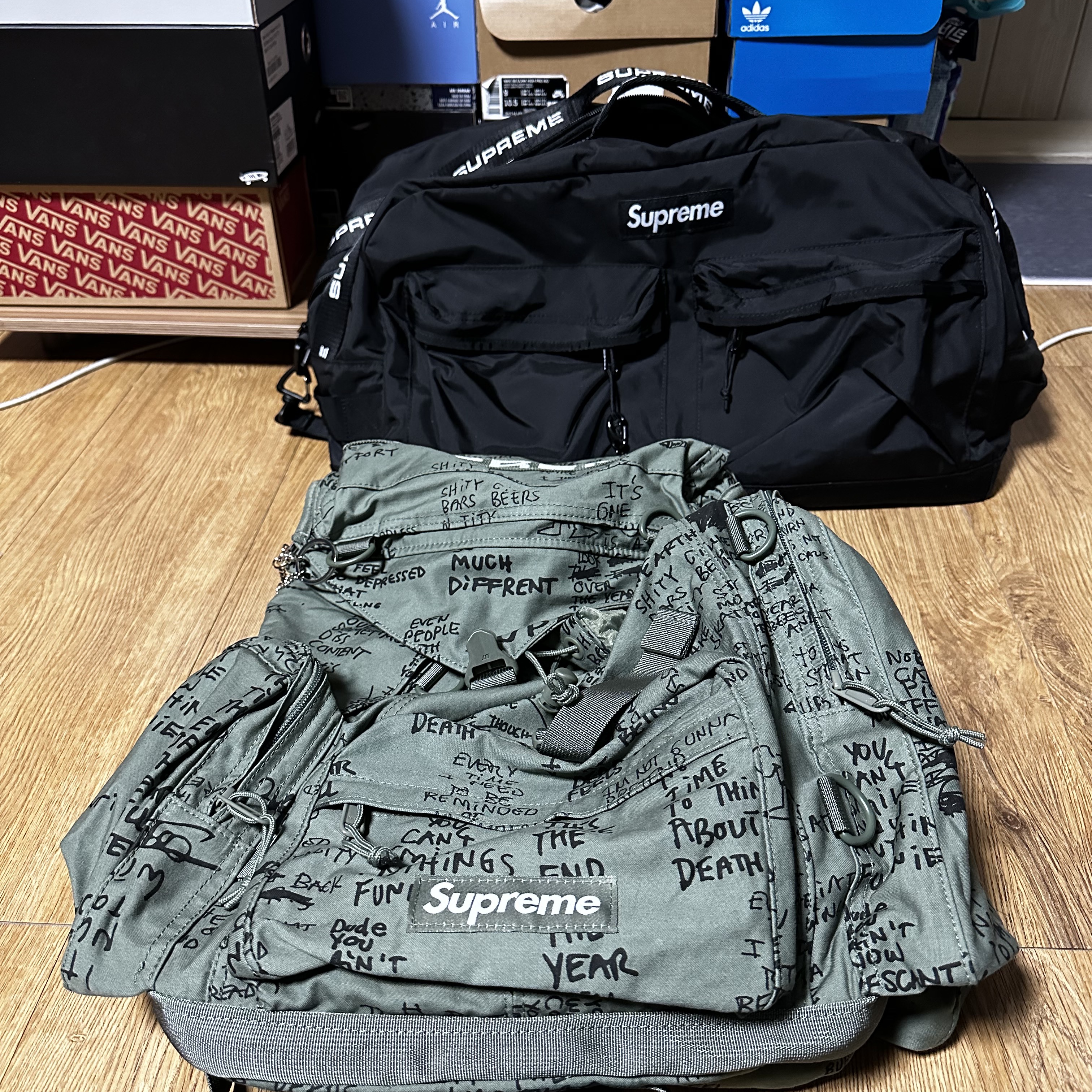 Supreme Field Backpack Olive Gonz - 23SS, Supreme Duffle Bag Black - 22FW 착용 스타일 - 1