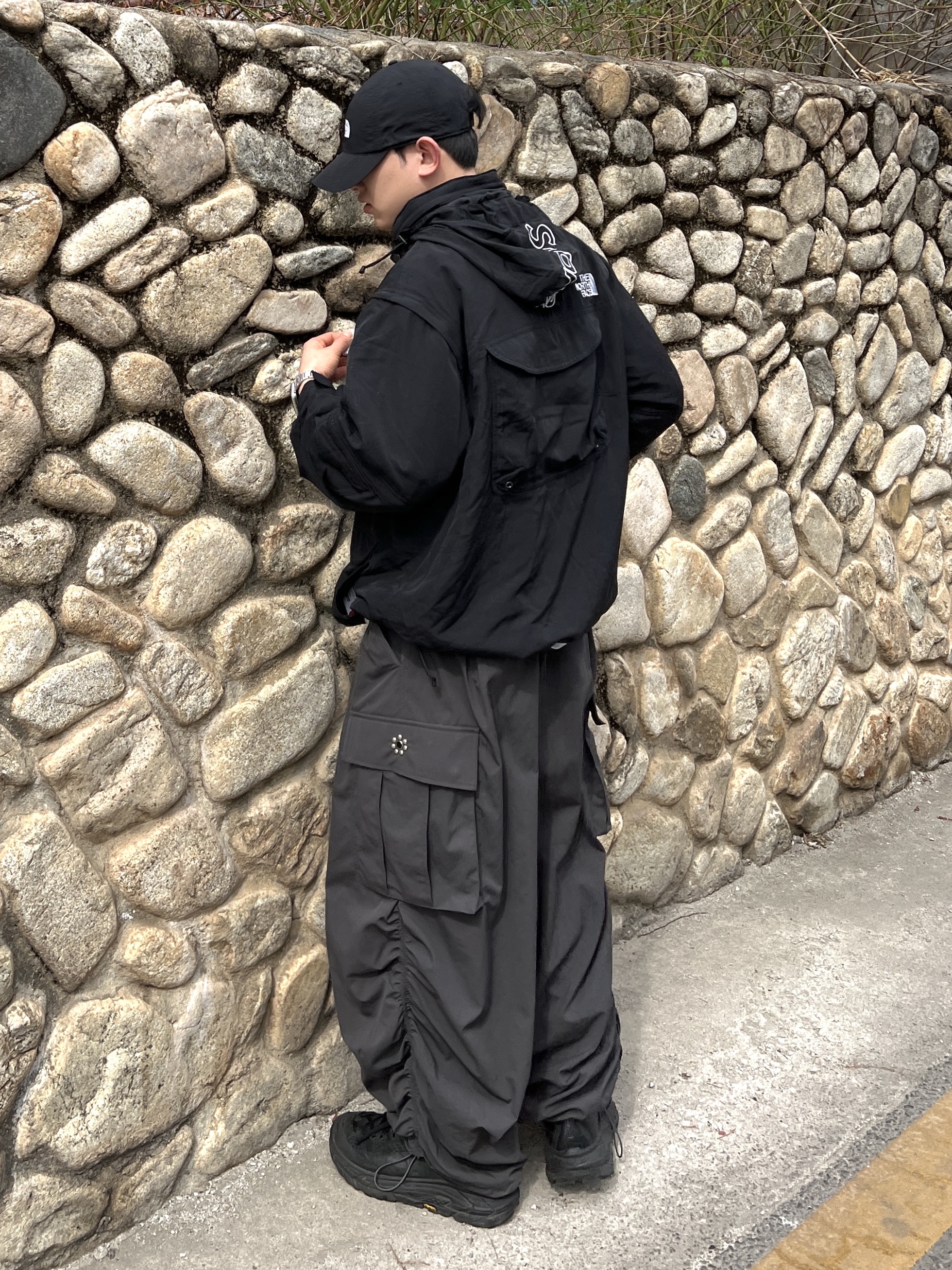 Supreme x The North Face Trekking Convertible Jacket Black - 22SS, Hoka Tor Ultra Hi WP Black 2018 착용 스타일 - 3