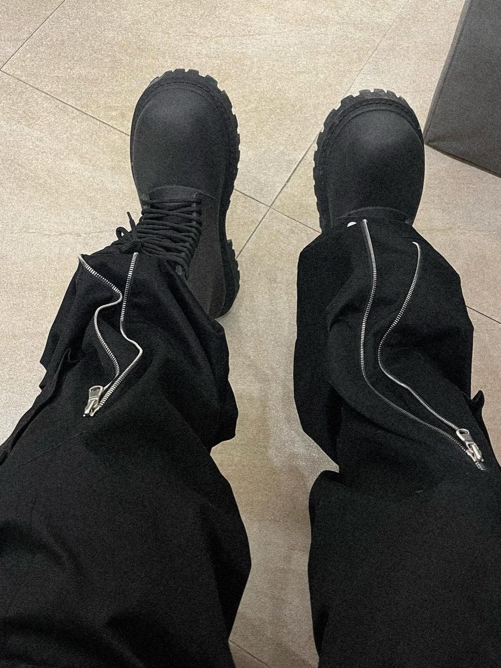 [KREAM 단독] AOP Tetsdo 6 Rail Cargo Pants Black 착용 스타일