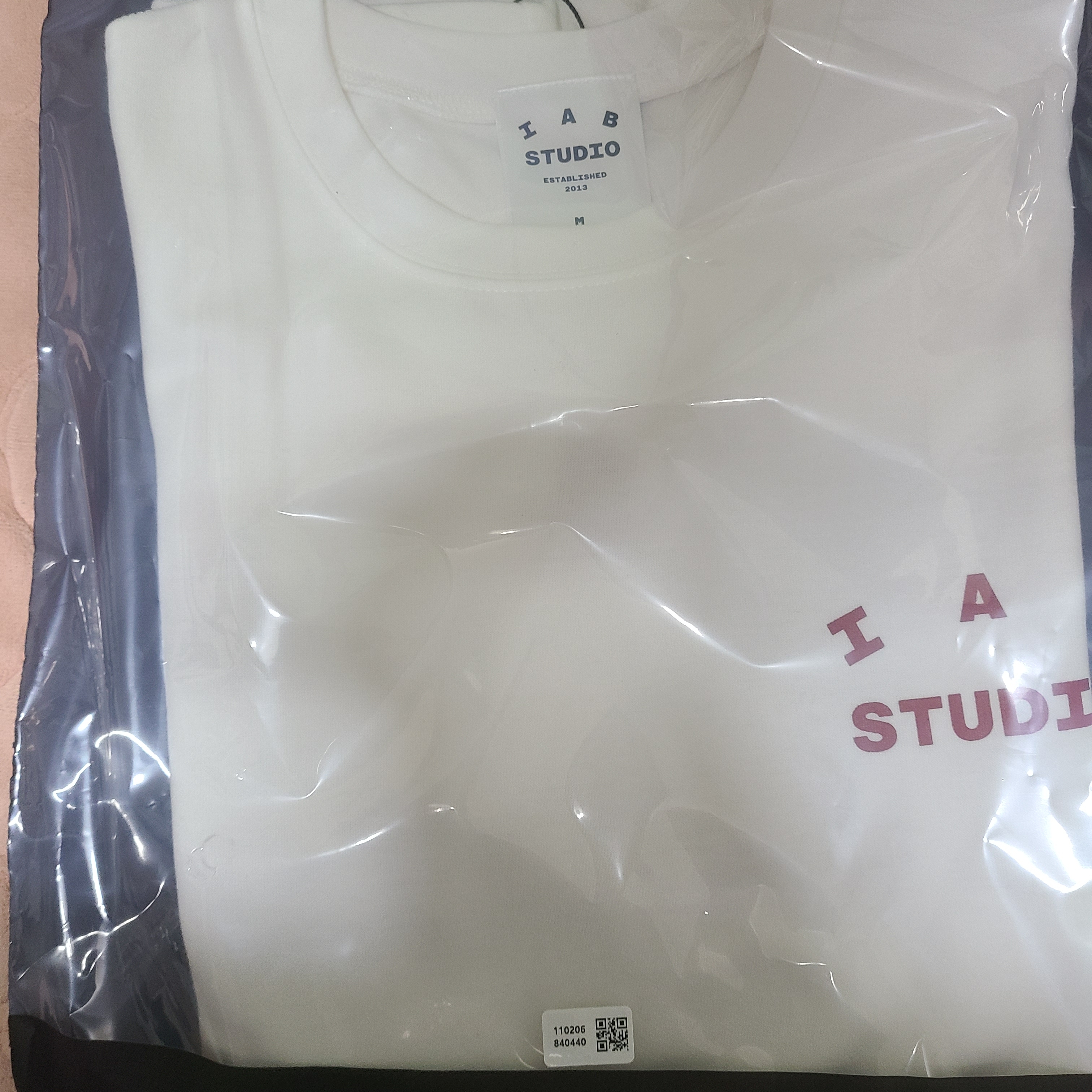 IAB Studio T-Shirt White Burgundy 착용 스타일