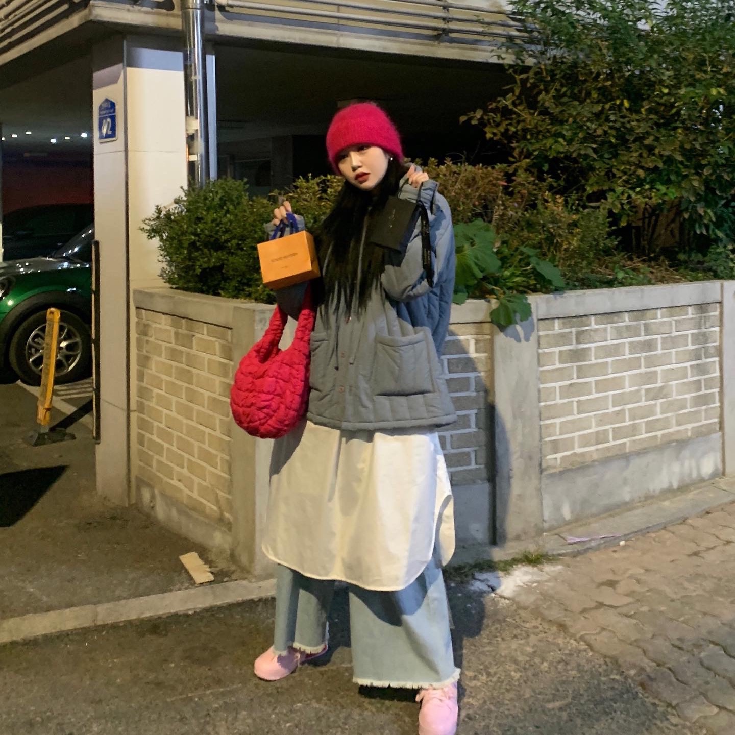 (W) Nike Air Force 1 Fontanka Pink Foam, COS Quilted Mini Bag Pink 착용 스타일 - 1