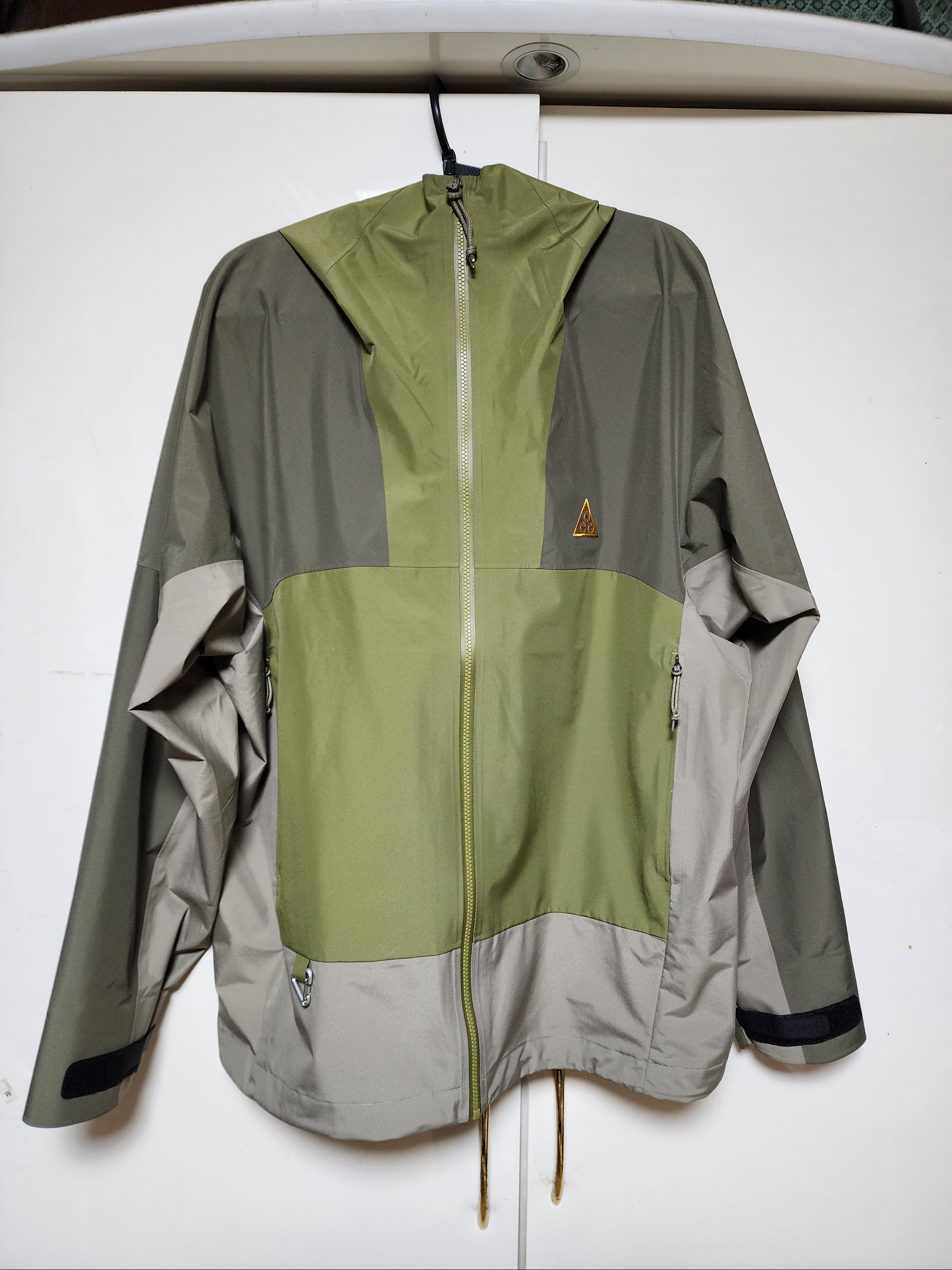 Nike ACG Storm-Fit ADV Cascade Rains Full Zip Shell Jacket Off Noir - Asia, Nike ACG Storm-Fit ADV Cascade Rains Full Zip Shell Jacket Medium Olive - Asia 착용 스타일 - 2