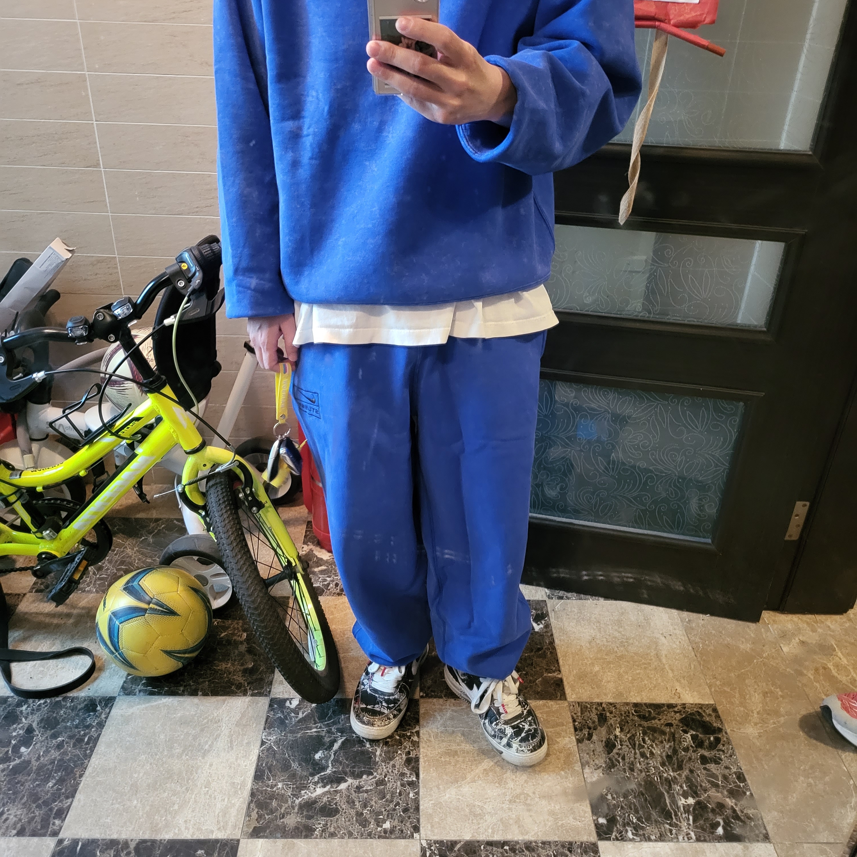 Nike x Stussy NRG Acid Washed Crewneck Game Royal (DR4024-480), Nike x Stussy NRG Acid Washed Fleece Pants Game Royal (DR4025-480) 착용 스타일