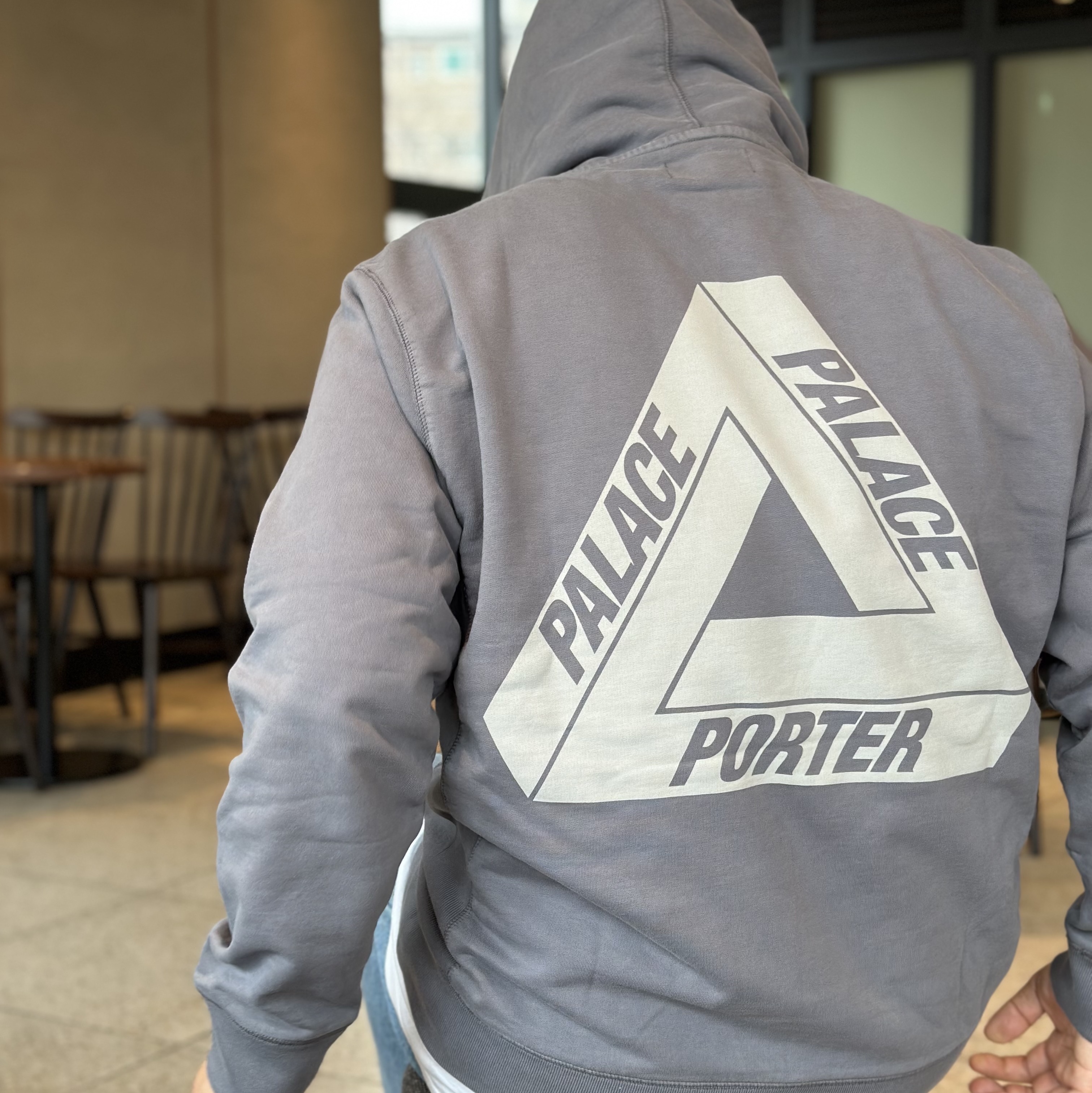 Palace x Porter Tri-Ferg Hoodie Gray 착용 스타일 - 2