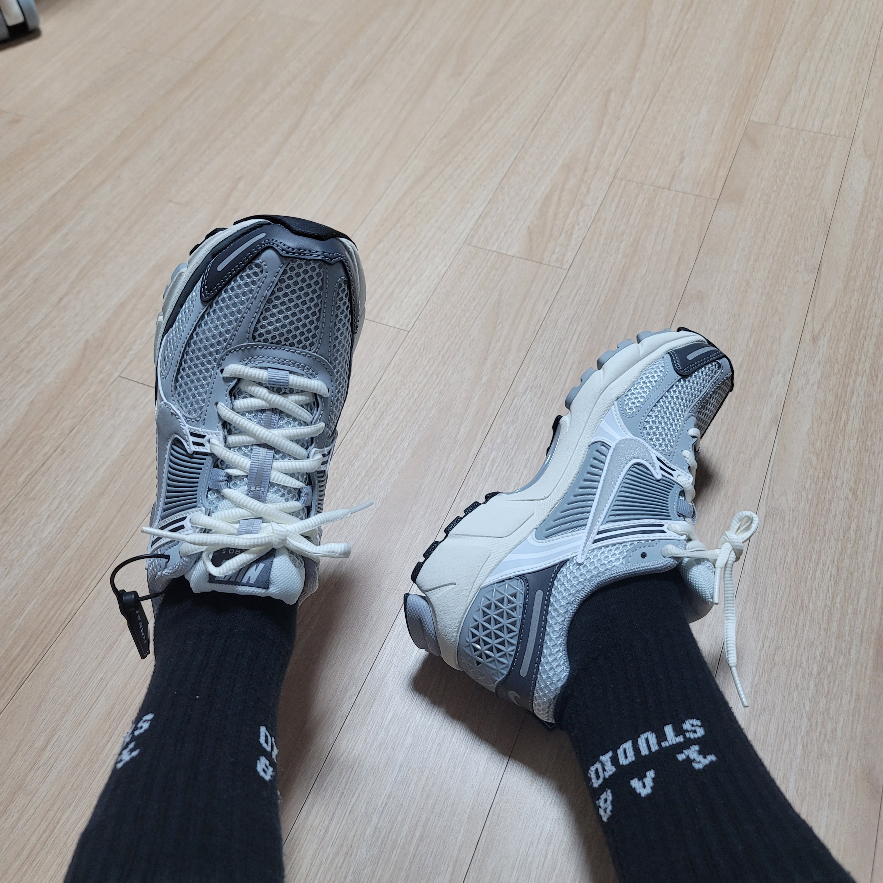 (W) Nike Zoom Vomero 5 Pure Platinum Metallic Silver 착용 스타일 - 2