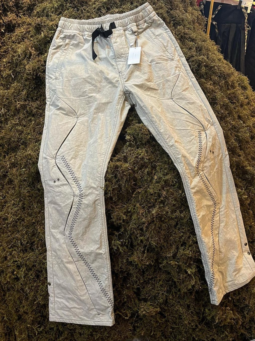 AOP Bar Tack Curve Pants Beige 착용 스타일