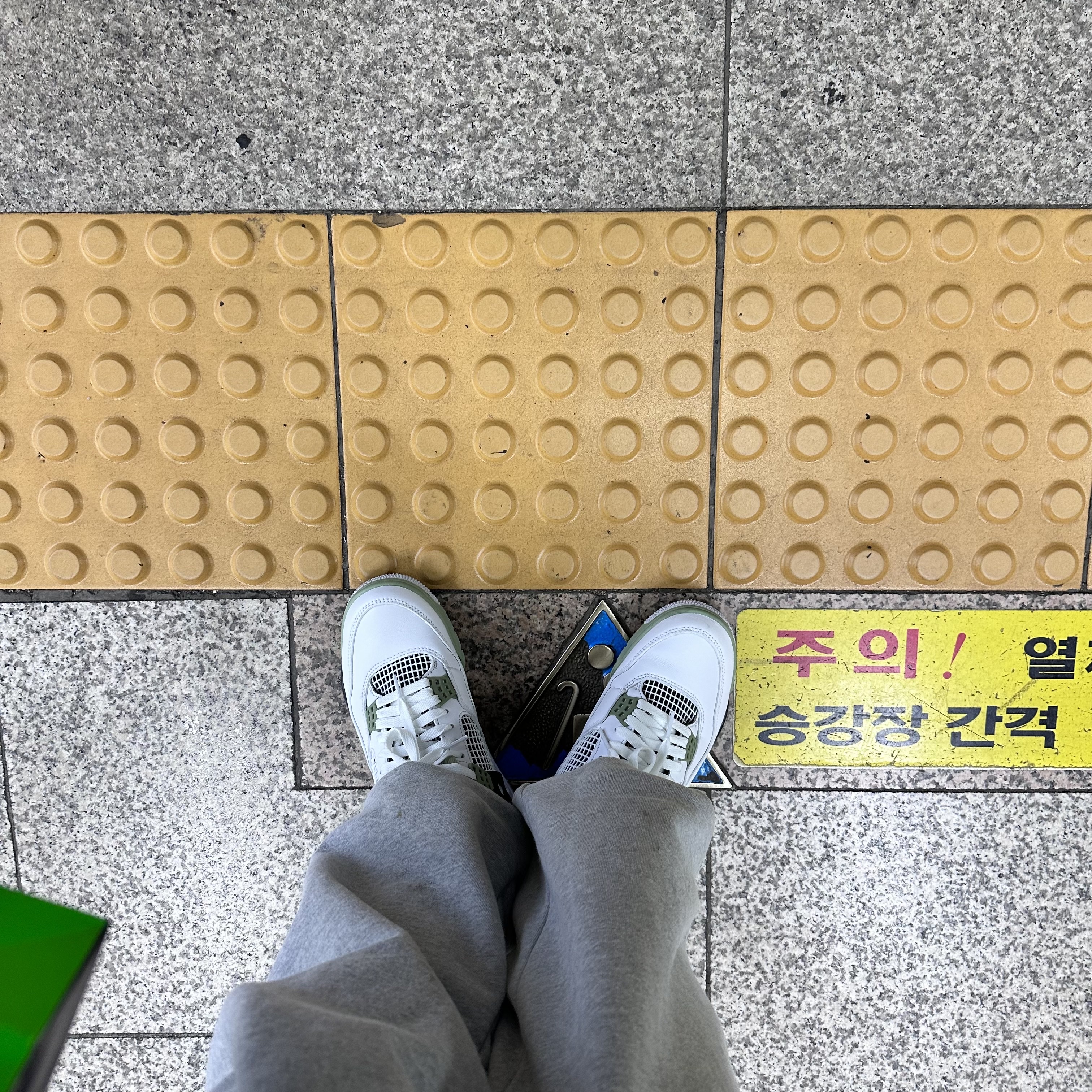 (W) Jordan 4 Retro Oil Green 착용 스타일 - 1