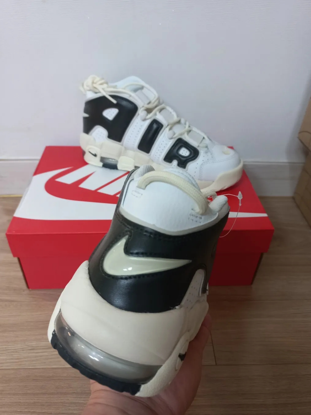 (W) Nike Air More Uptempo Summit White Light Orewood Brown 착용 스타일 - 2
