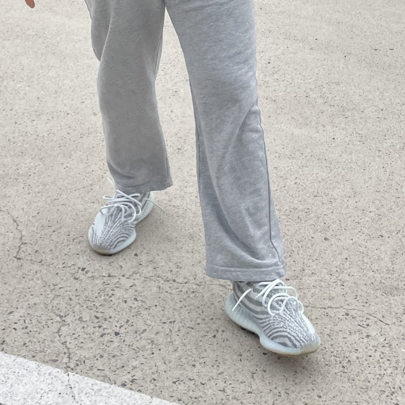 Adidas Yeezy Boost 350 V2 Blue Tint 2017 착용 스타일