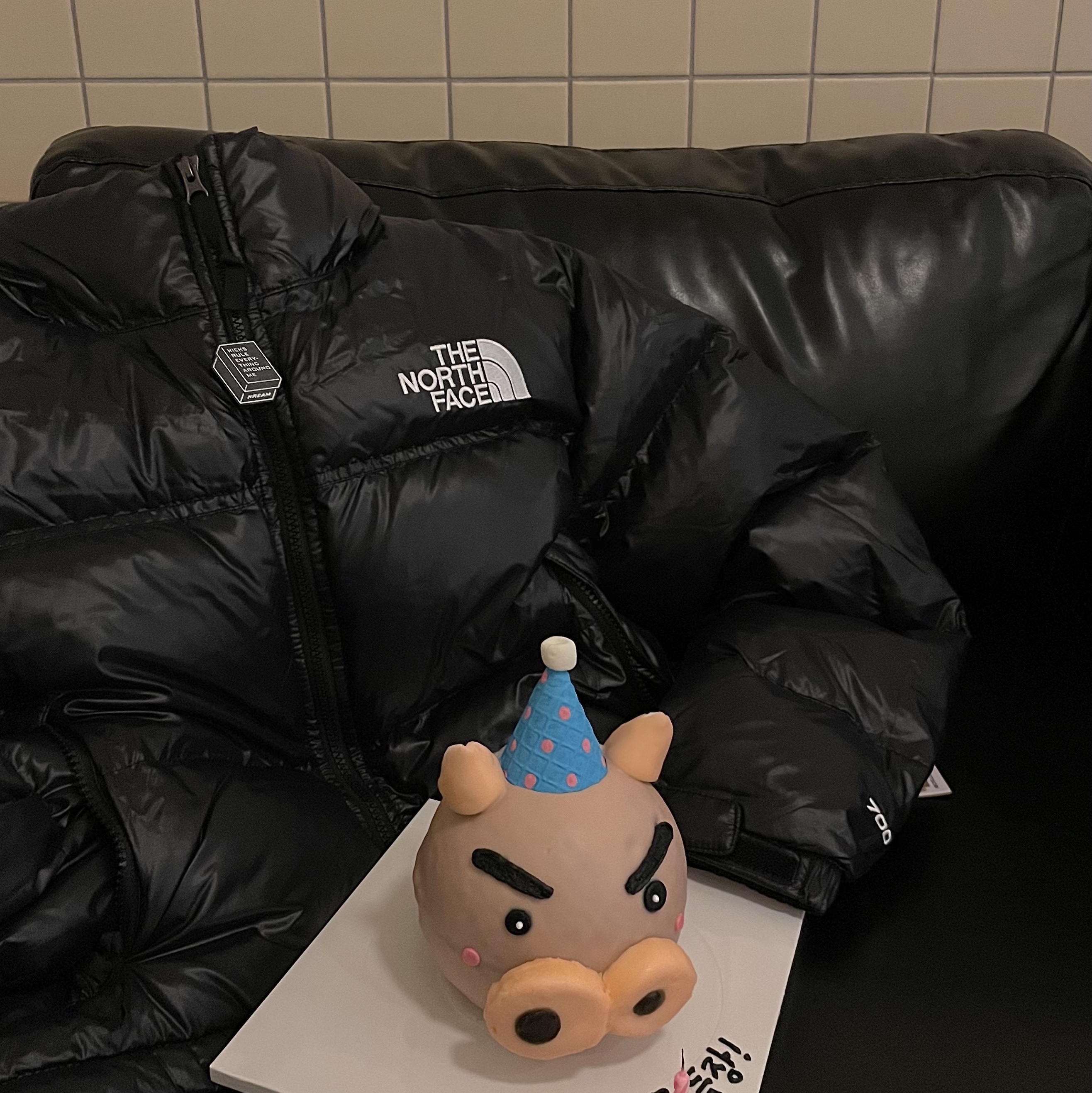 (W) The North Face Nuptse Short Jacket TNF Black 착용 스타일 - 1