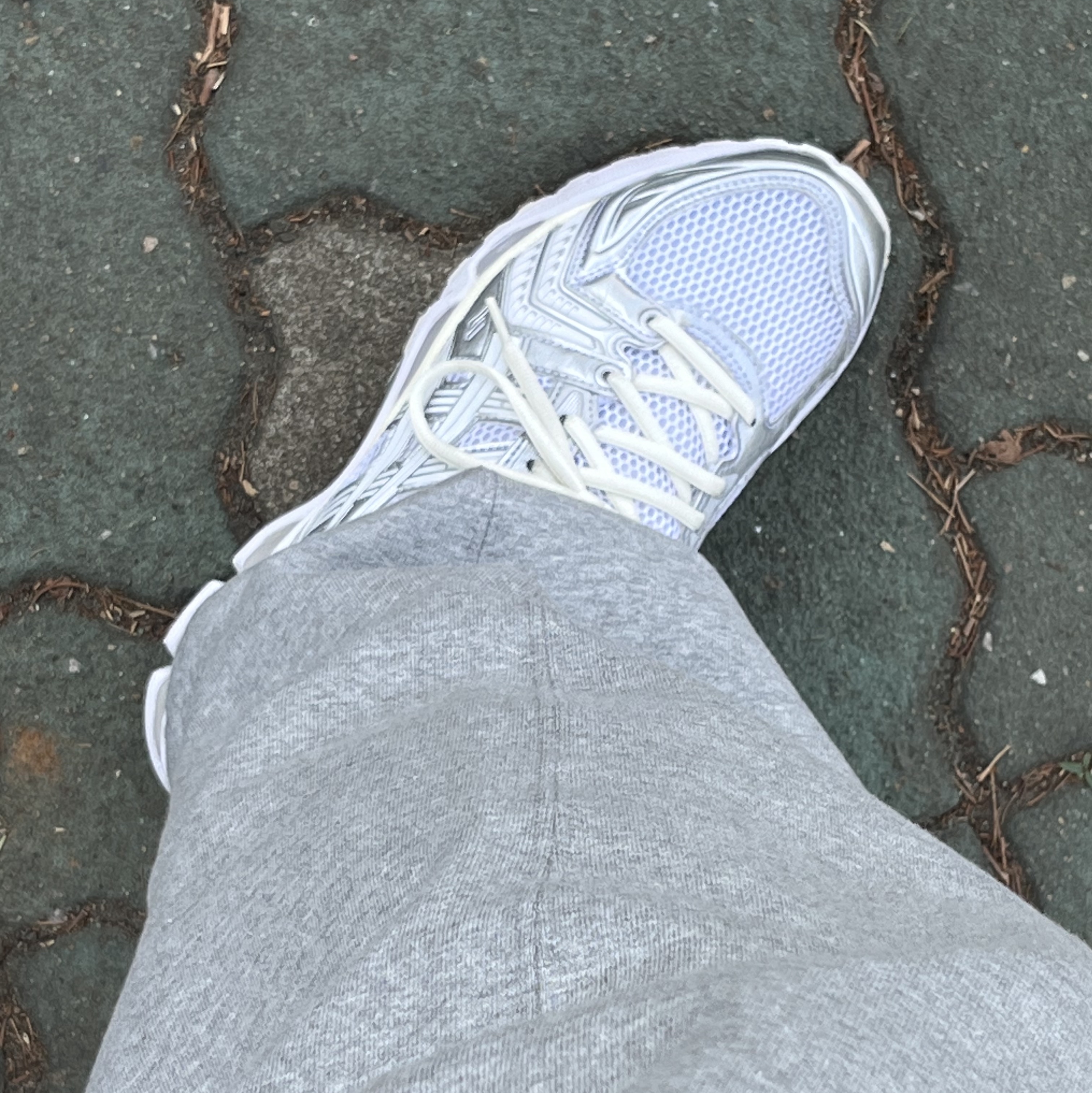 Nike x Stussy NRG Fleece Pants Dark Grey Heather (DO9340-063), Asics x JJJJound Gel-Kayano 14 Silver White 착용 스타일 - 2