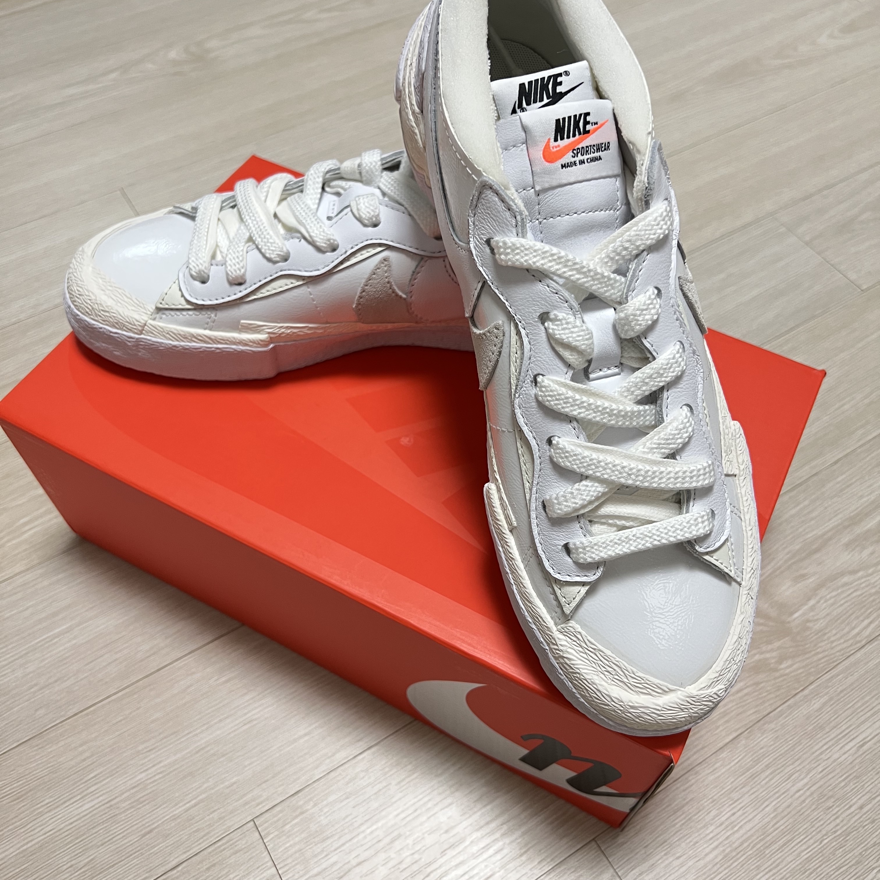 Nike x Sacai Blazer Low White Patent Leather 착용 스타일 - 2
